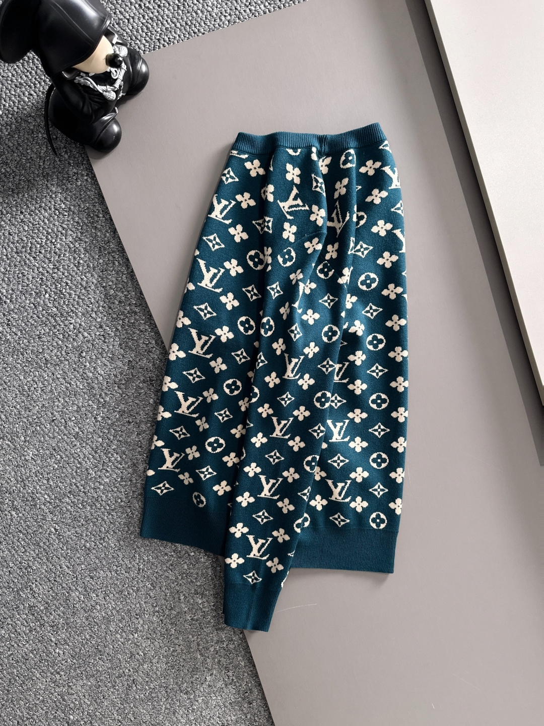 lv 2025秋冬新款羊毛毛衣 高品质意大利进口羊毛混纺面料，高密度针织，时尚百搭毛衣，帅气十足。经典L