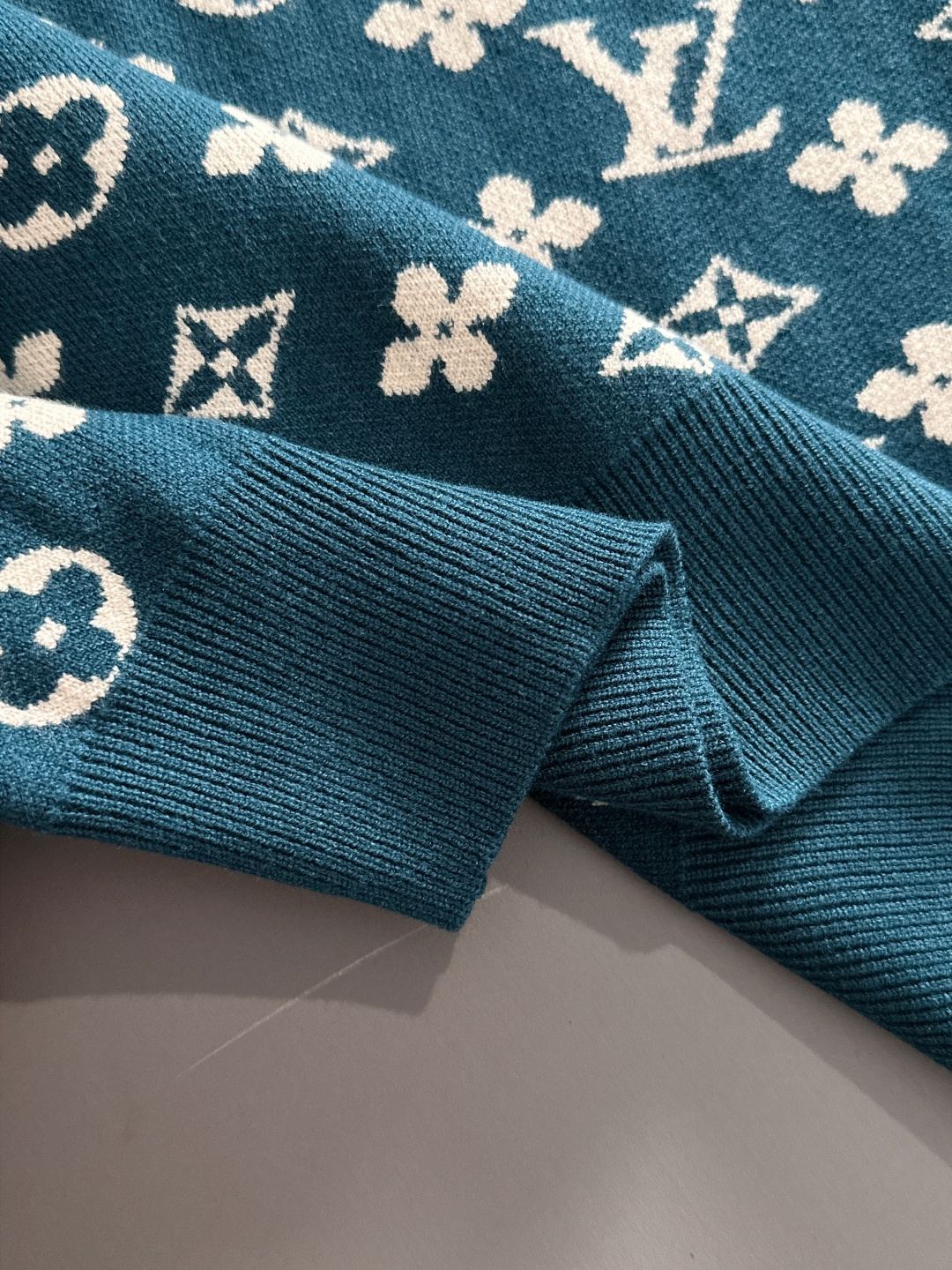 lv 2025秋冬新款羊毛毛衣 高品质意大利进口羊毛混纺面料，高密度针织，时尚百搭毛衣，帅气十足。经典L