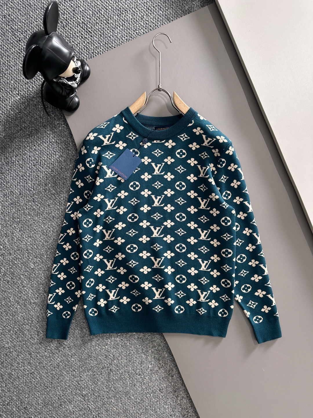 lv 2025秋冬新款羊毛毛衣 高品质意大利进口羊毛混纺面料，高密度针织，时尚百搭毛衣，帅气十足。经典L