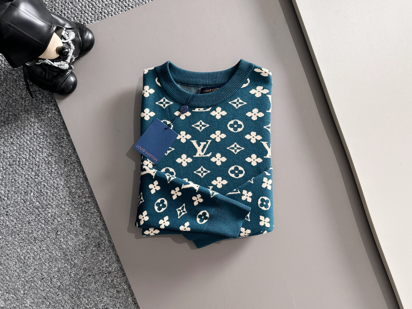 lv 2025秋冬新款羊毛毛衣 高品质意大利进口羊毛混纺面料，高密度针织，时尚百搭毛衣，帅气十足。经典L