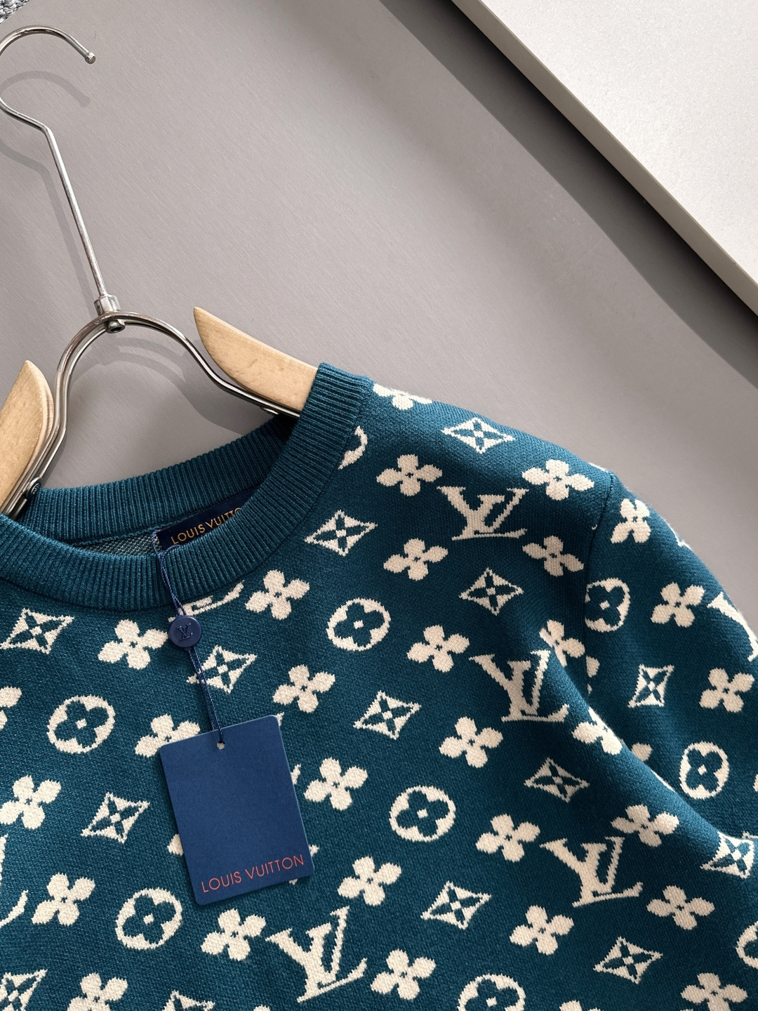 lv 2025秋冬新款羊毛毛衣 高品质意大利进口羊毛混纺面料，高密度针织，时尚百搭毛衣，帅气十足。经典L