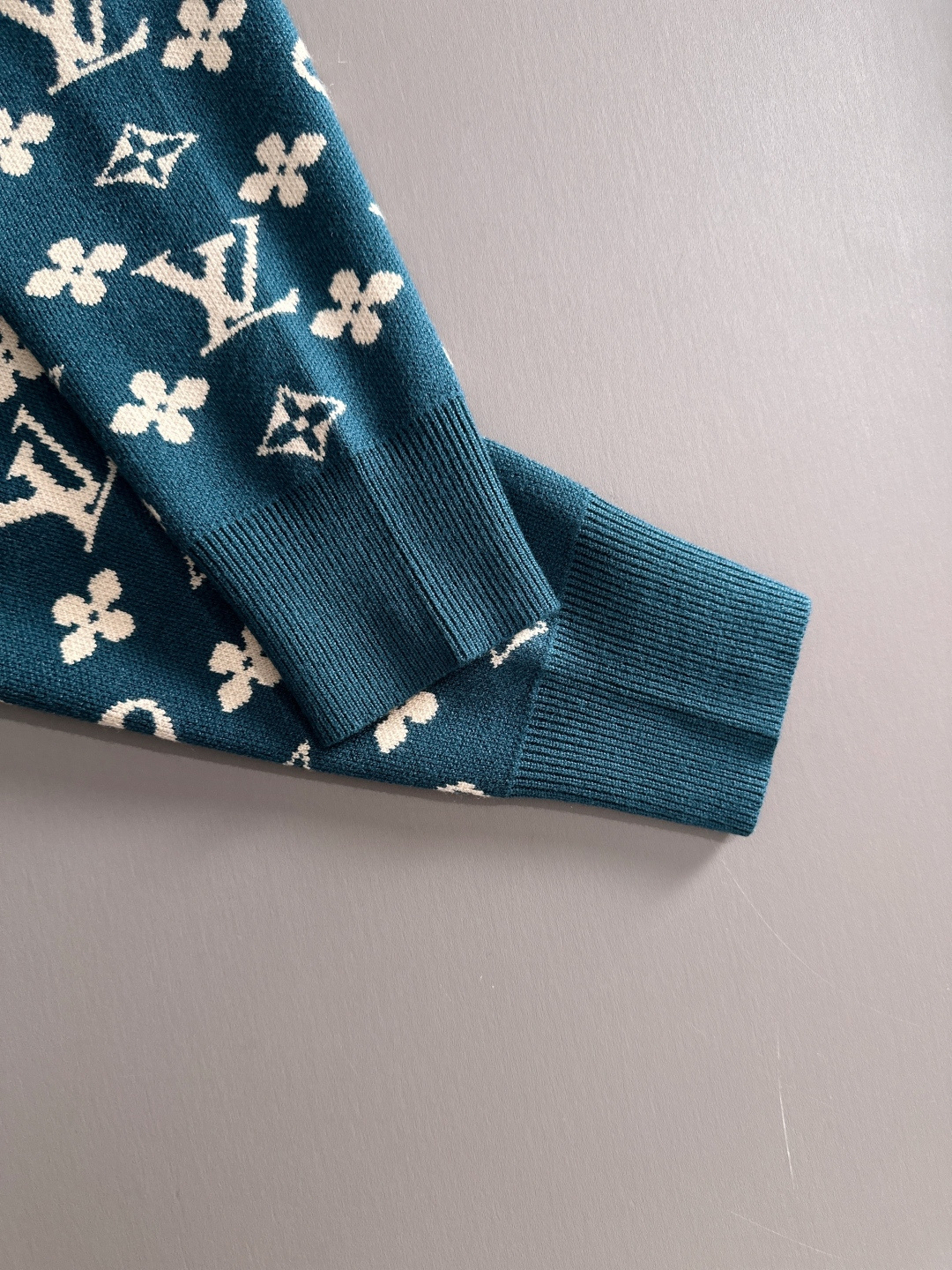 lv 2025秋冬新款羊毛毛衣 高品质意大利进口羊毛混纺面料，高密度针织，时尚百搭毛衣，帅气十足。经典L