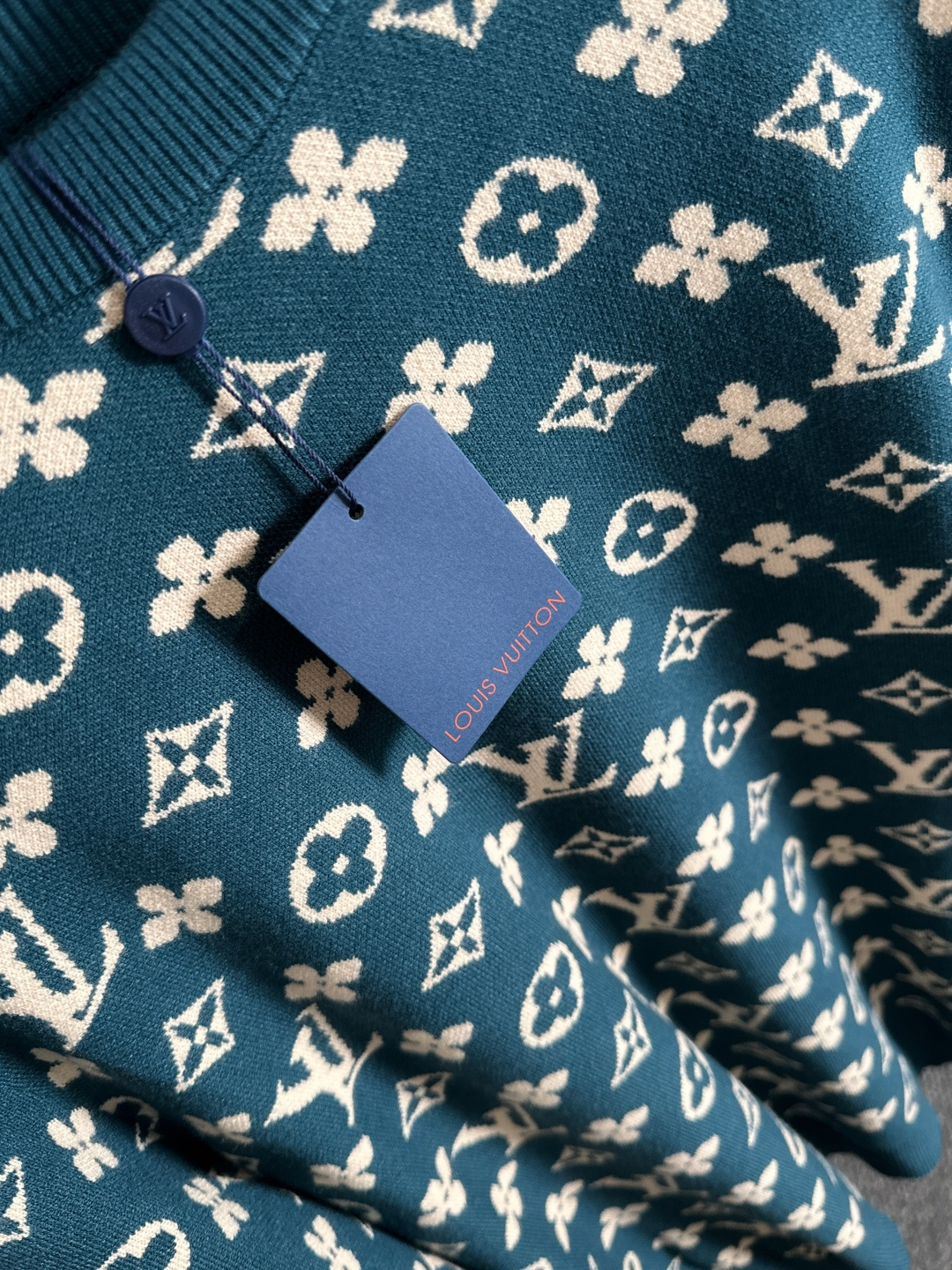 lv 2025秋冬新款羊毛毛衣 高品质意大利进口羊毛混纺面料，高密度针织，时尚百搭毛衣，帅气十足。经典L