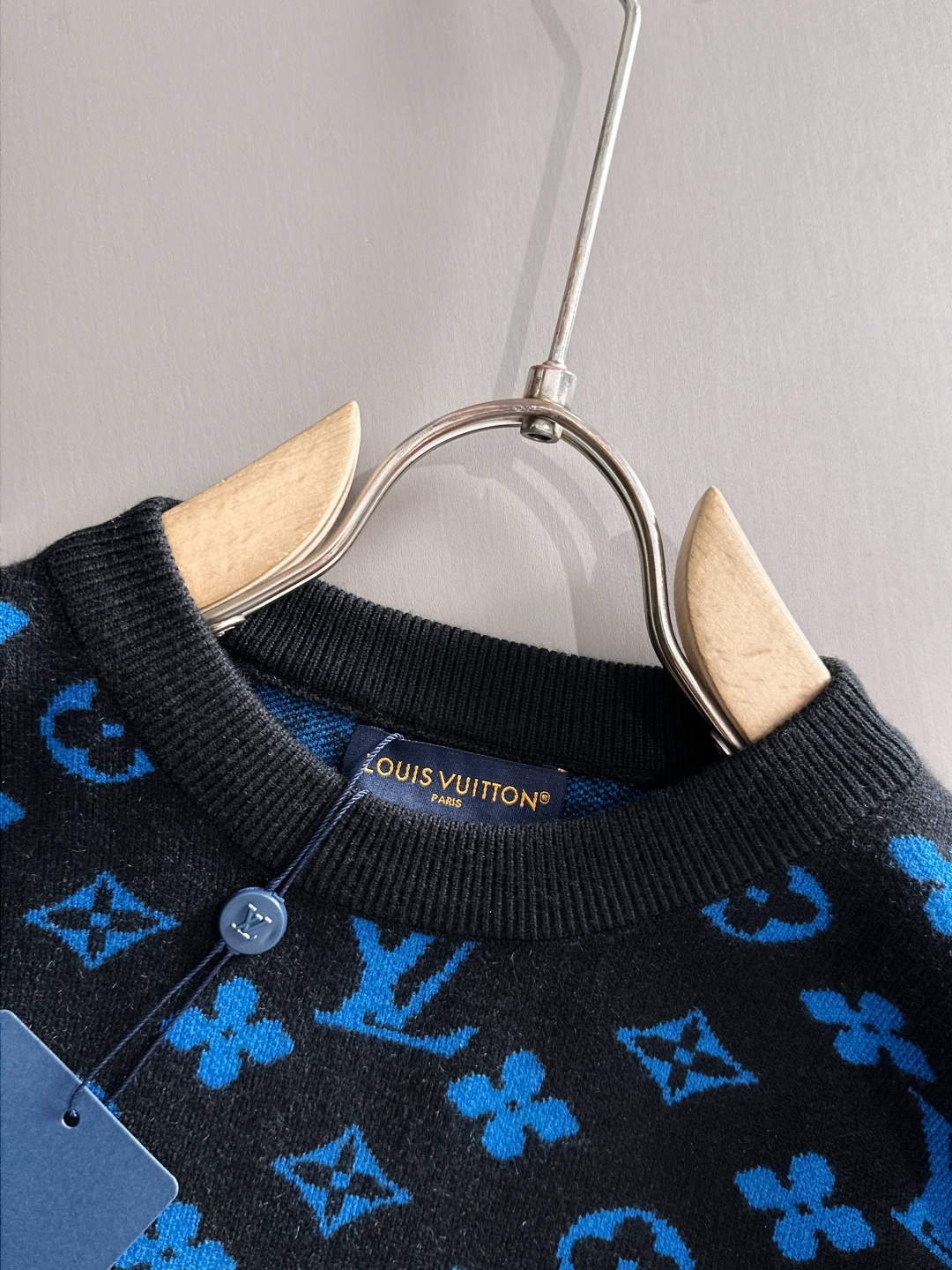 lv 2025秋冬新款羊毛毛衣 高品质意大利进口羊毛混纺面料，高密度针织，时尚百搭毛衣，帅气十足。经典L