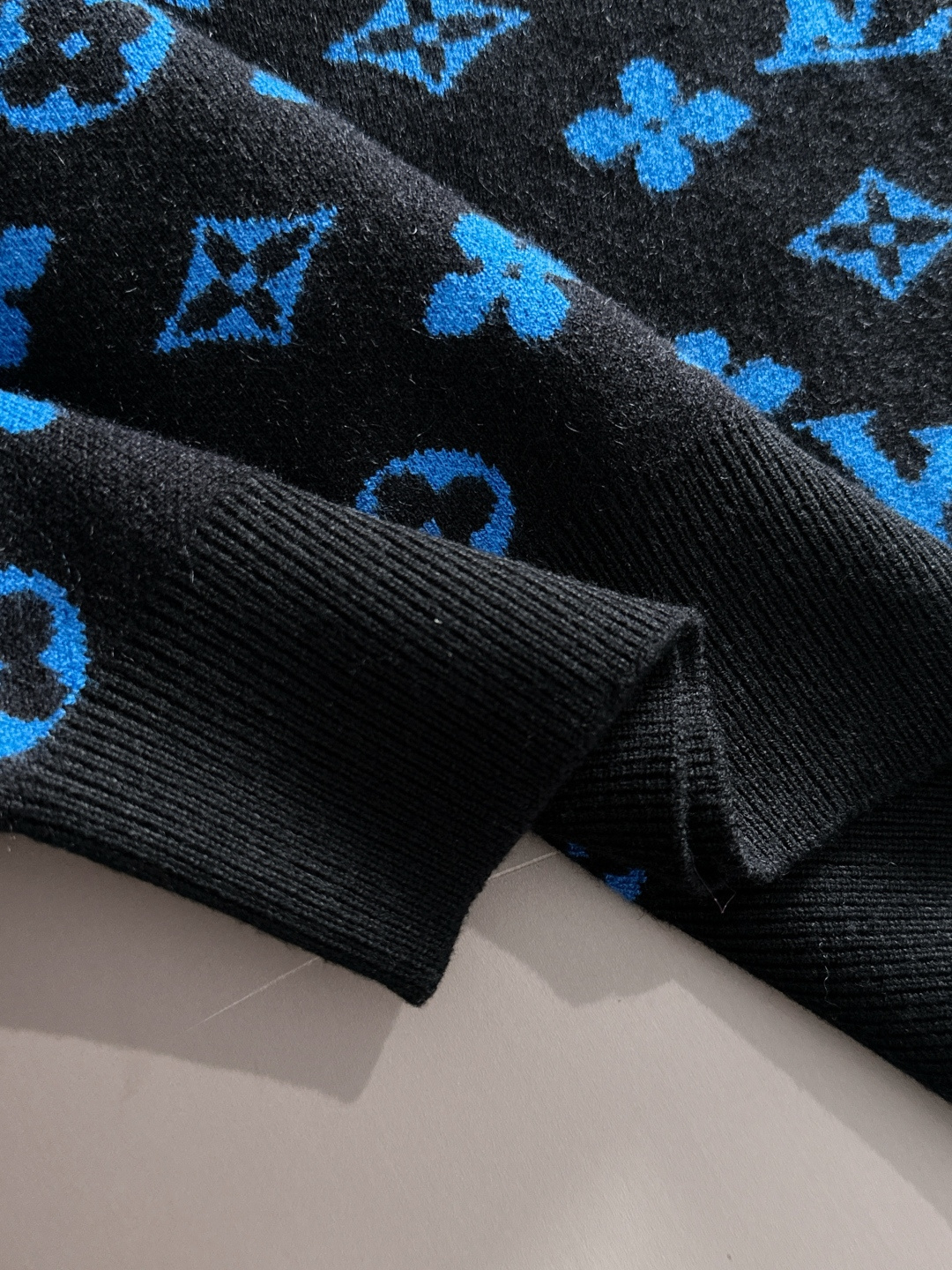 lv 2025秋冬新款羊毛毛衣 高品质意大利进口羊毛混纺面料，高密度针织，时尚百搭毛衣，帅气十足。经典L