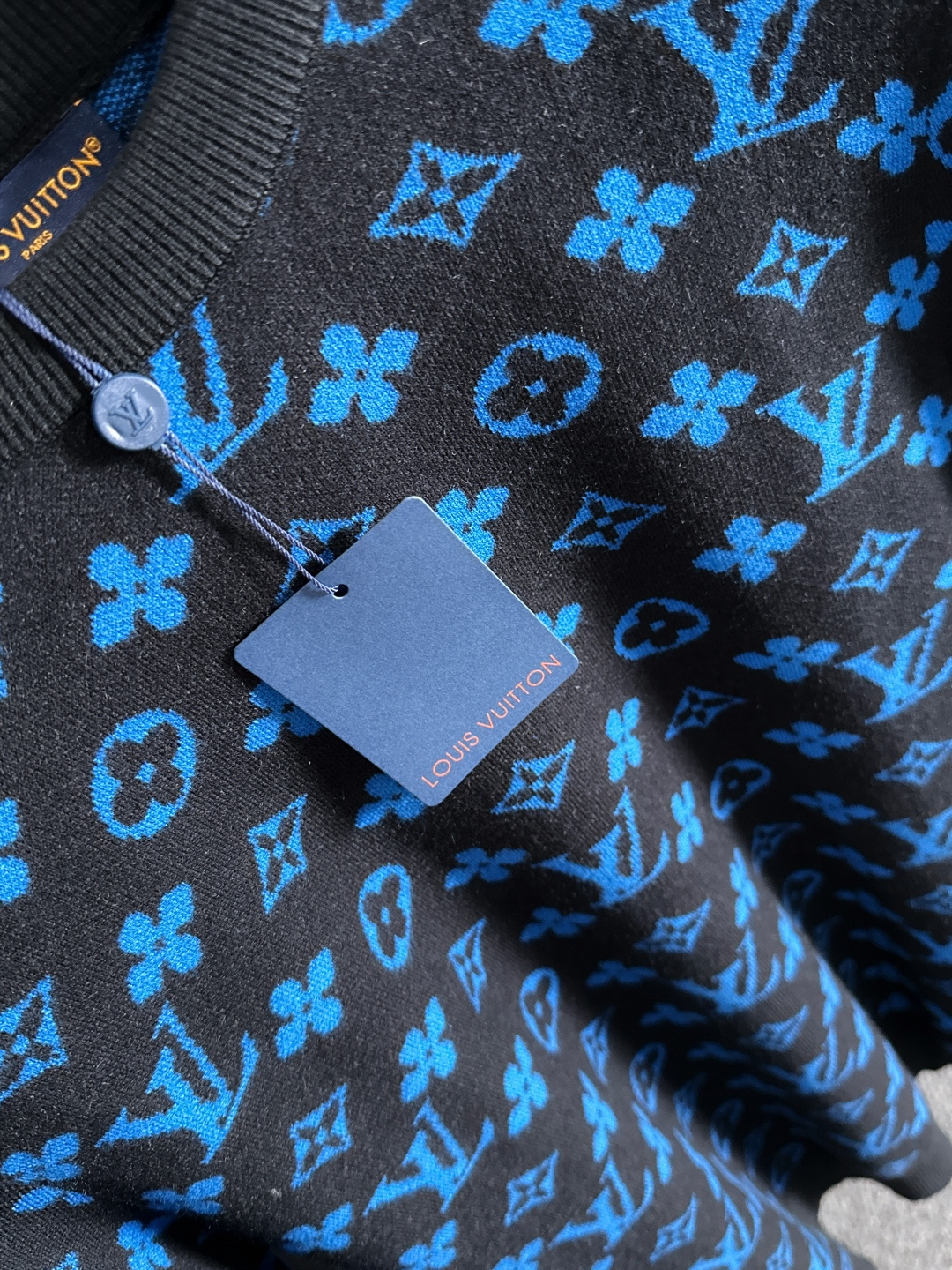 lv 2025秋冬新款羊毛毛衣 高品质意大利进口羊毛混纺面料，高密度针织，时尚百搭毛衣，帅气十足。经典L