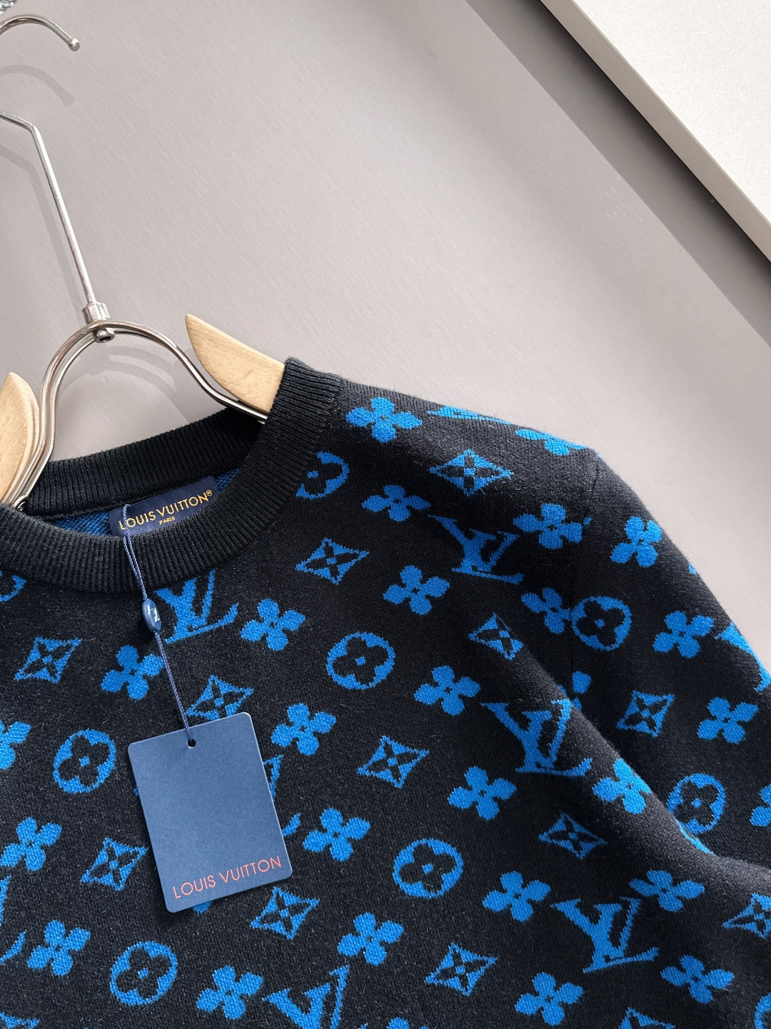 lv 2025秋冬新款羊毛毛衣 高品质意大利进口羊毛混纺面料，高密度针织，时尚百搭毛衣，帅气十足。经典L