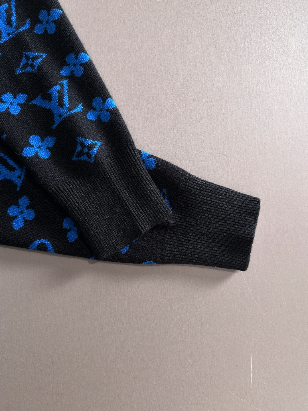 lv 2025秋冬新款羊毛毛衣 高品质意大利进口羊毛混纺面料，高密度针织，时尚百搭毛衣，帅气十足。经典L