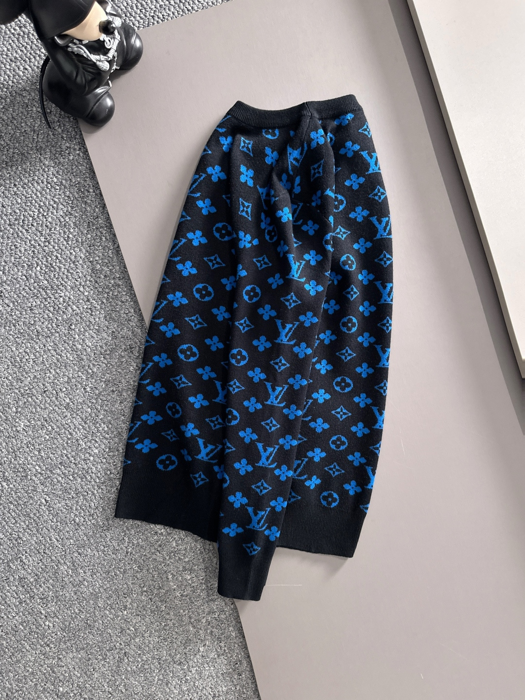 lv 2025秋冬新款羊毛毛衣 高品质意大利进口羊毛混纺面料，高密度针织，时尚百搭毛衣，帅气十足。经典L