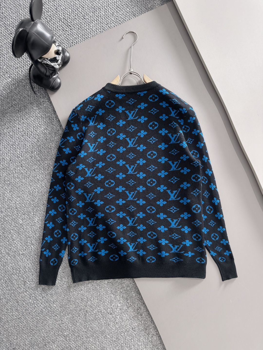 lv 2025秋冬新款羊毛毛衣 高品质意大利进口羊毛混纺面料，高密度针织，时尚百搭毛衣，帅气十足。经典L