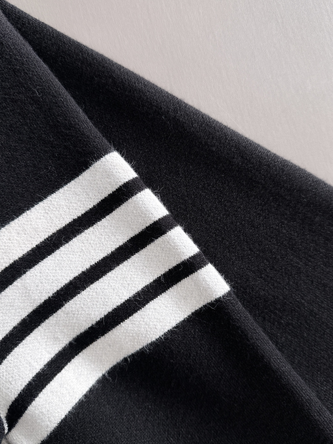 ‌‌Thom Browne 2025秋冬新款羊毛毛衣 高品质意大利进口羊毛混纺面料，高密度针织，时尚百搭