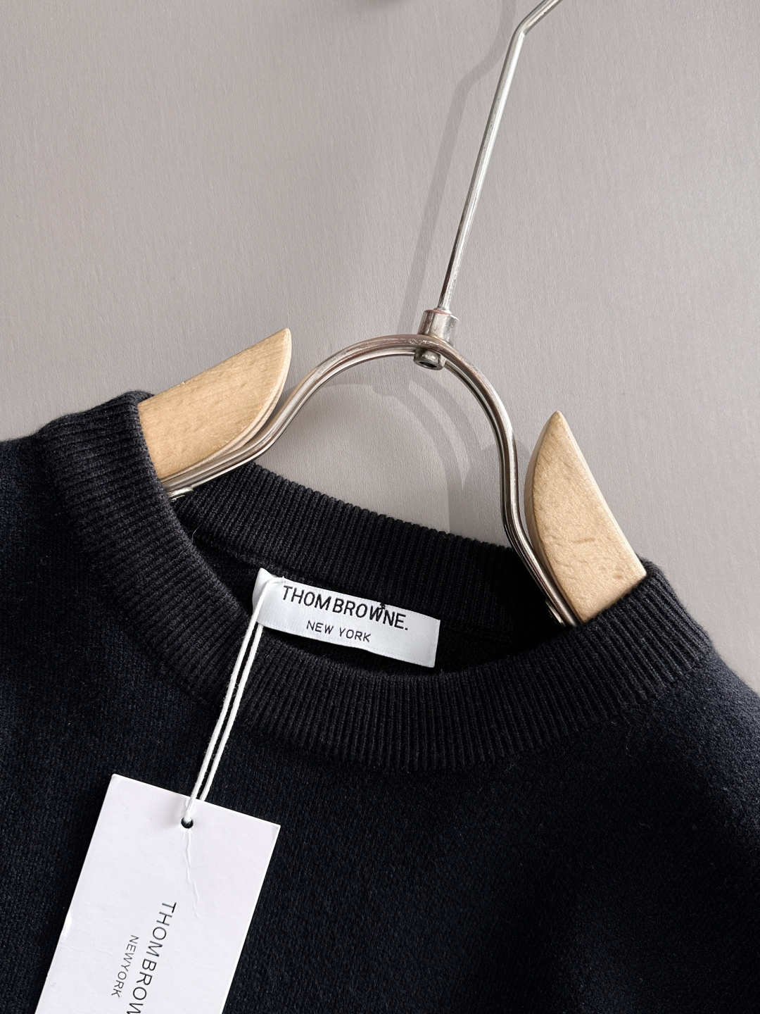 ‌‌Thom Browne 2025秋冬新款羊毛毛衣 高品质意大利进口羊毛混纺面料，高密度针织，时尚百搭