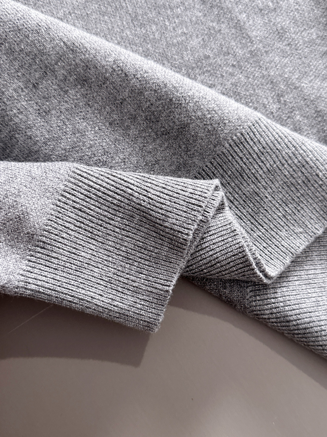 ‌‌Thom Browne 2025秋冬新款羊毛毛衣 高品质意大利进口羊毛混纺面料，高密度针织，时尚百搭