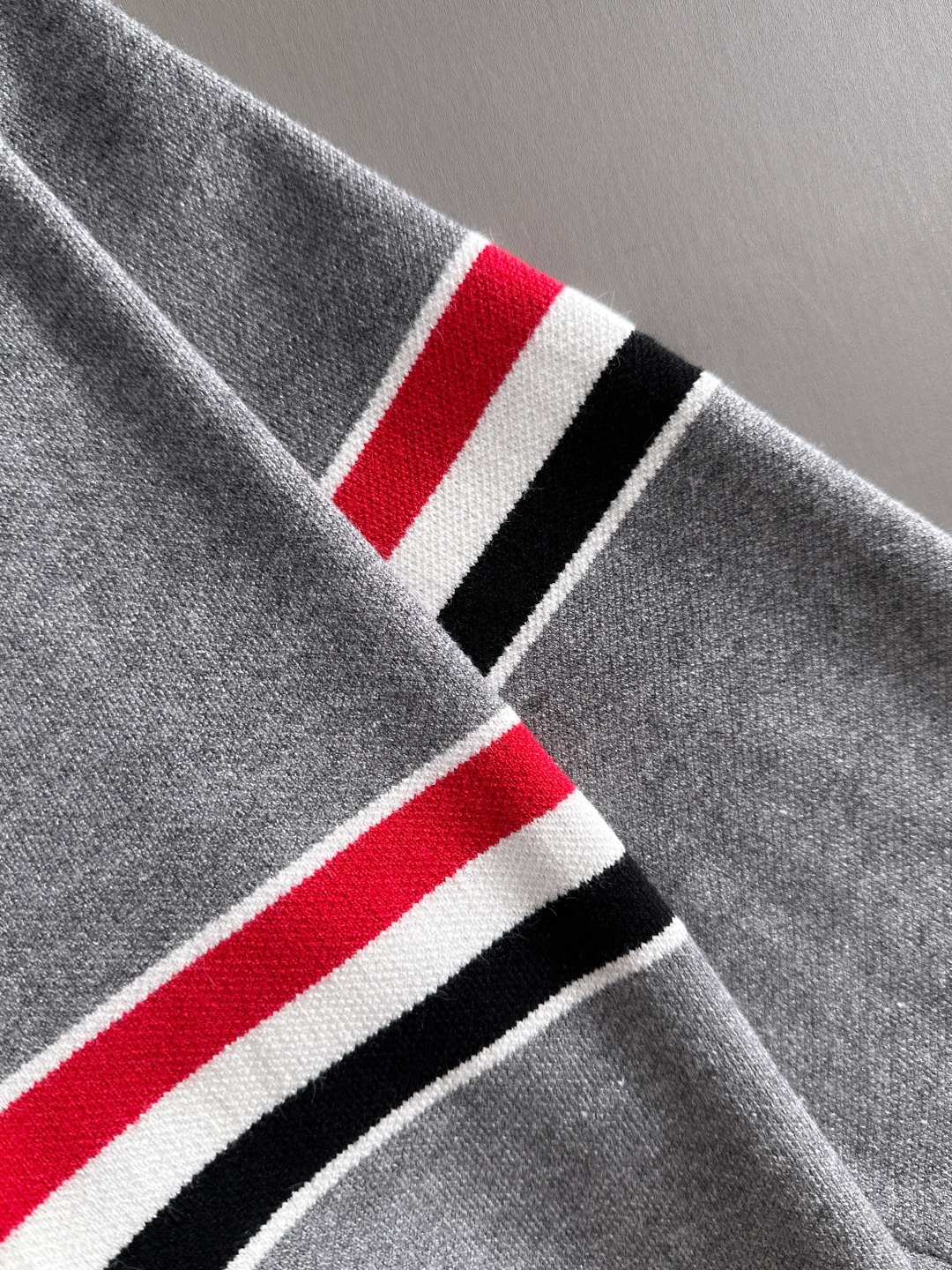 ‌‌Thom Browne 2025秋冬新款羊毛毛衣 高品质意大利进口羊毛混纺面料，高密度针织，时尚百搭