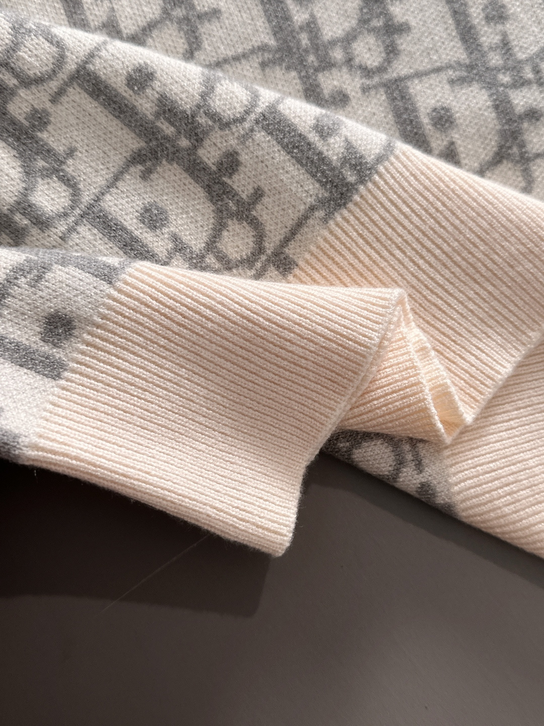 dior 2025秋冬新款羊毛毛衣 高品质意大利进口羊毛混纺面料，高密度针织，时尚百搭毛衣，帅气十足。经