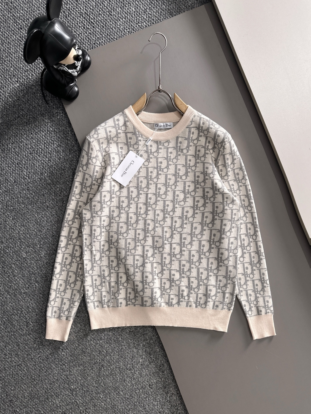 dior 2025秋冬新款羊毛毛衣 高品质意大利进口羊毛混纺面料，高密度针织，时尚百搭毛衣，帅气十足。经