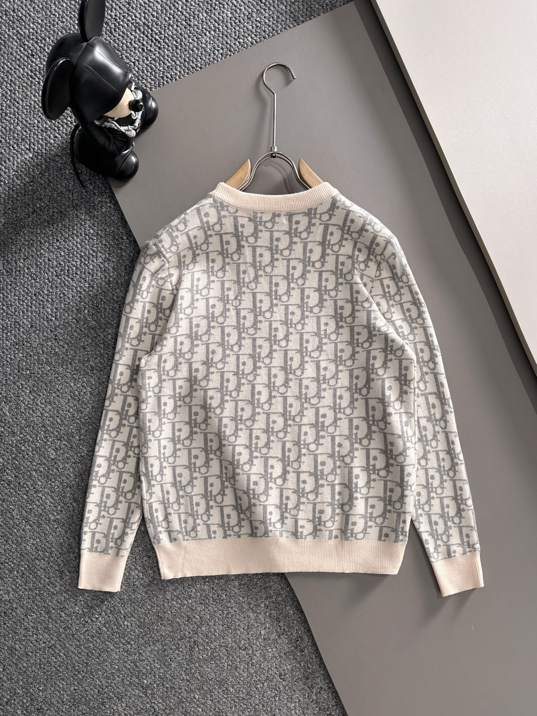 dior 2025秋冬新款羊毛毛衣 高品质意大利进口羊毛混纺面料，高密度针织，时尚百搭毛衣，帅气十足。经