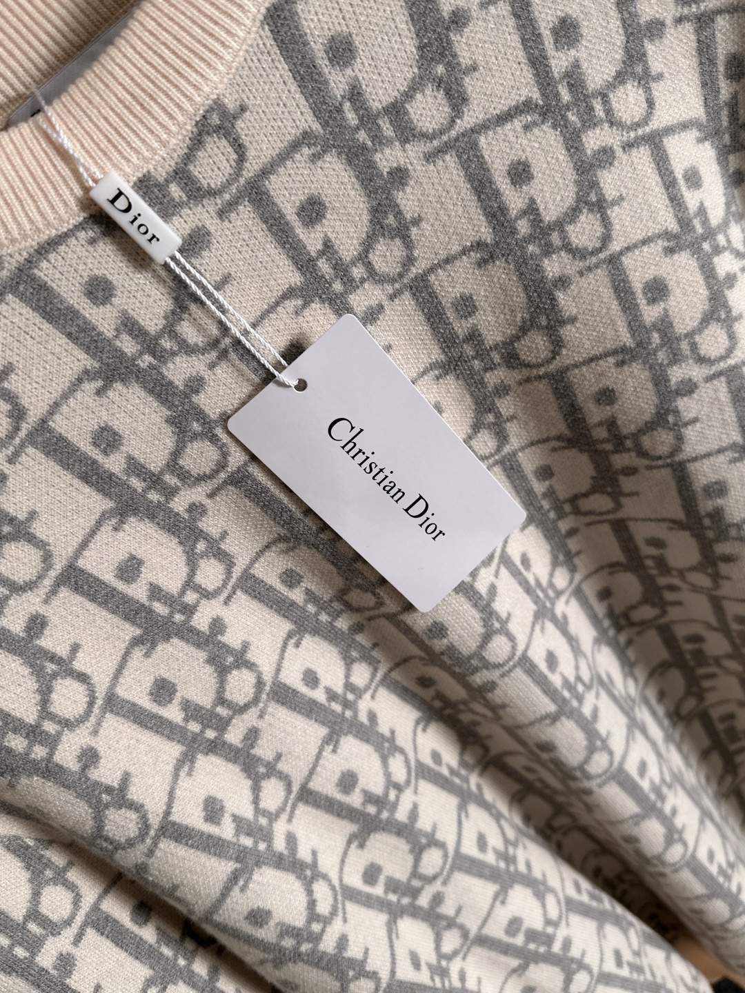 dior 2025秋冬新款羊毛毛衣 高品质意大利进口羊毛混纺面料，高密度针织，时尚百搭毛衣，帅气十足。经