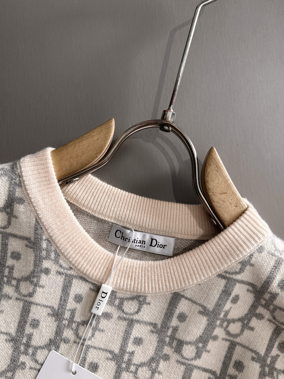 dior 2025秋冬新款羊毛毛衣 高品质意大利进口羊毛混纺面料，高密度针织，时尚百搭毛衣，帅气十足。经