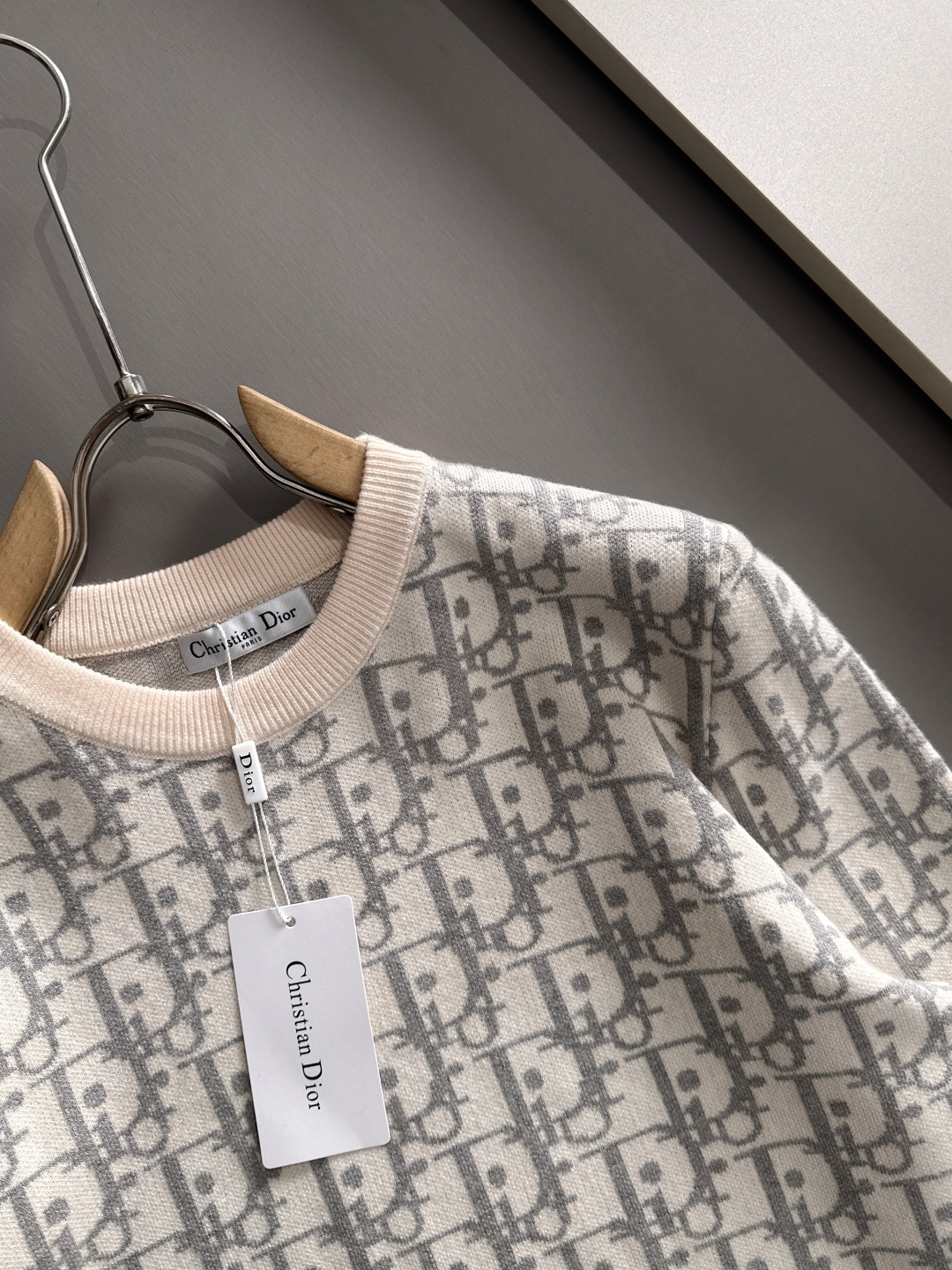 dior 2025秋冬新款羊毛毛衣 高品质意大利进口羊毛混纺面料，高密度针织，时尚百搭毛衣，帅气十足。经