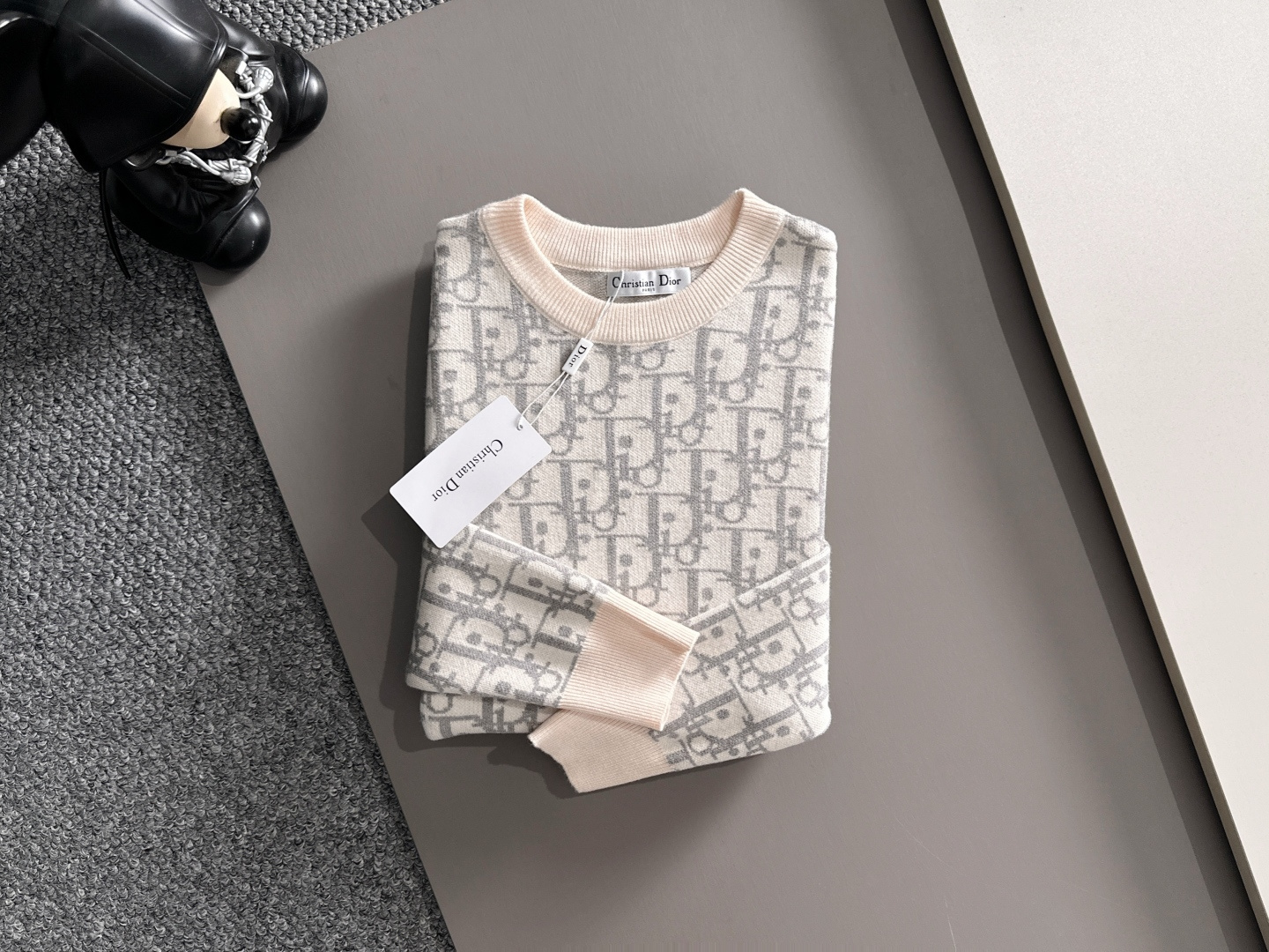 dior 2025秋冬新款羊毛毛衣 高品质意大利进口羊毛混纺面料，高密度针织，时尚百搭毛衣，帅气十足。经