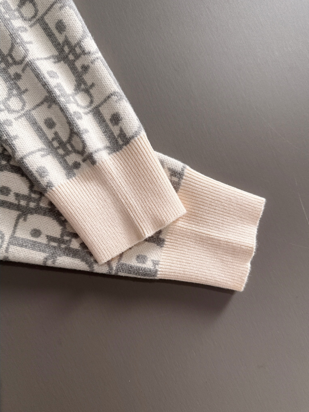 dior 2025秋冬新款羊毛毛衣 高品质意大利进口羊毛混纺面料，高密度针织，时尚百搭毛衣，帅气十足。经