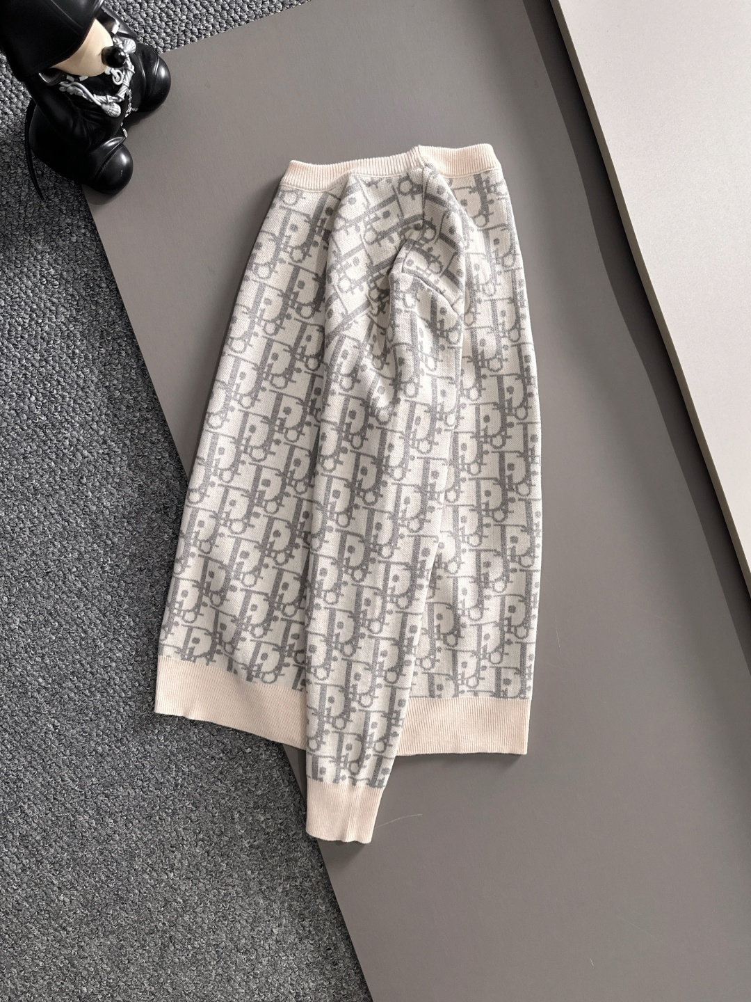 dior 2025秋冬新款羊毛毛衣 高品质意大利进口羊毛混纺面料，高密度针织，时尚百搭毛衣，帅气十足。经