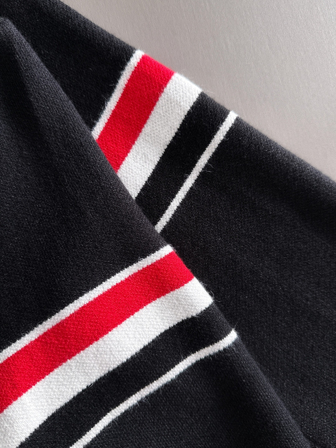 ‌‌Thom Browne 2025秋冬新款羊毛毛衣 高品质意大利进口羊毛混纺面料，高密度针织，时尚百搭