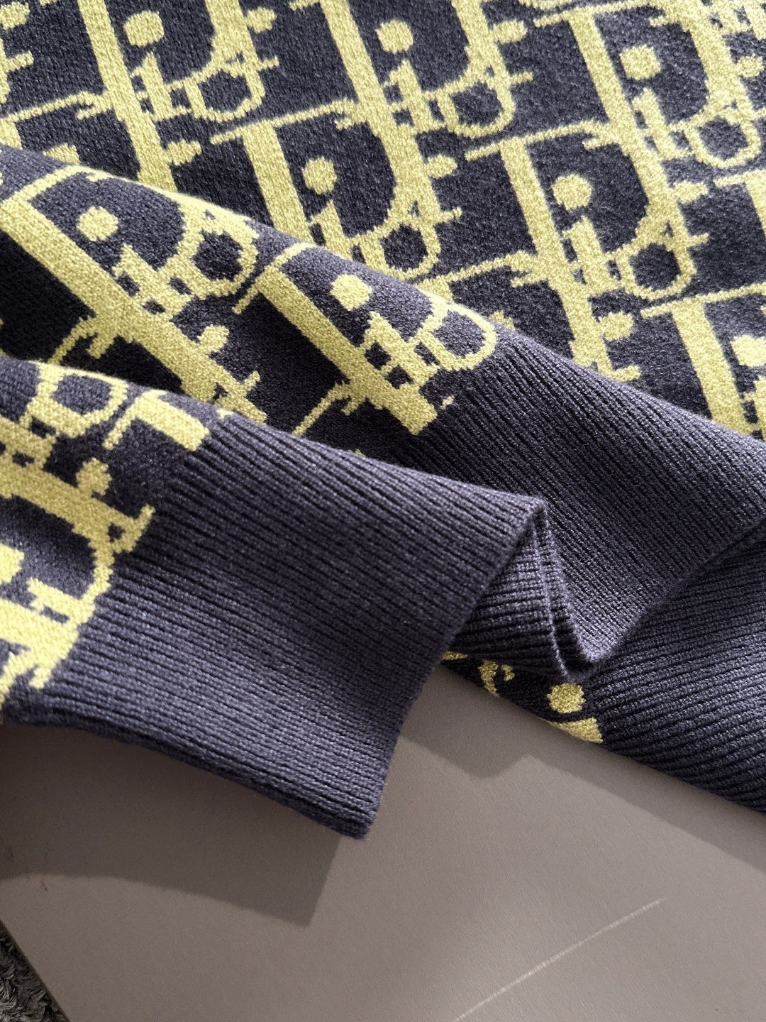 dior 2025秋冬新款羊毛毛衣 高品质意大利进口羊毛混纺面料，高密度针织，时尚百搭毛衣，帅气十足。经