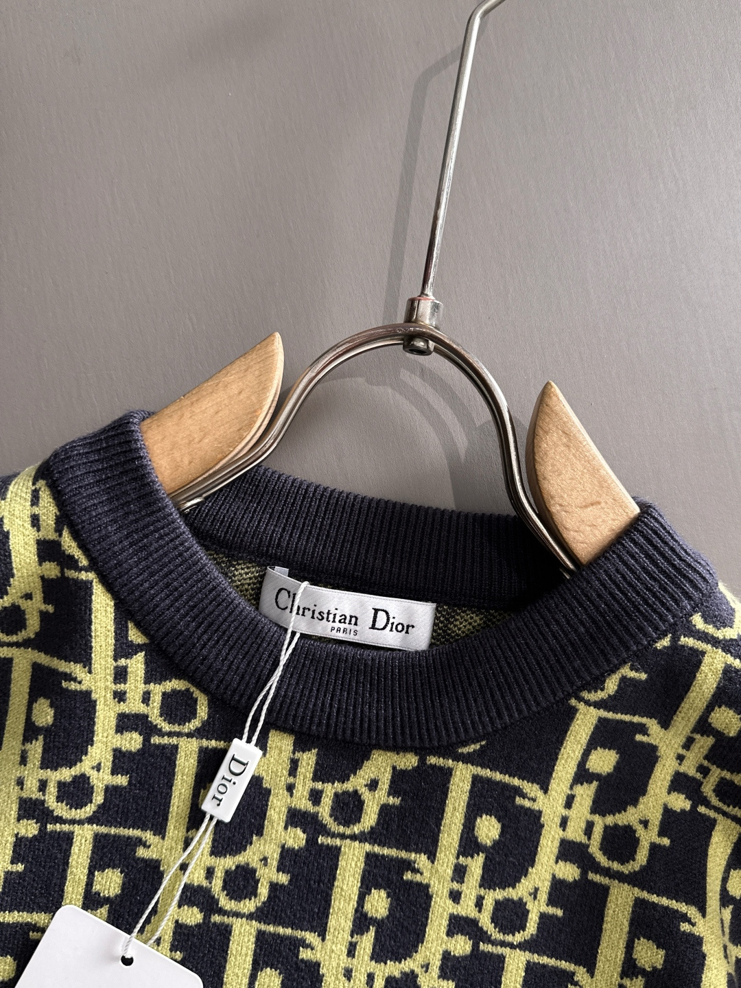 dior 2025秋冬新款羊毛毛衣 高品质意大利进口羊毛混纺面料，高密度针织，时尚百搭毛衣，帅气十足。经