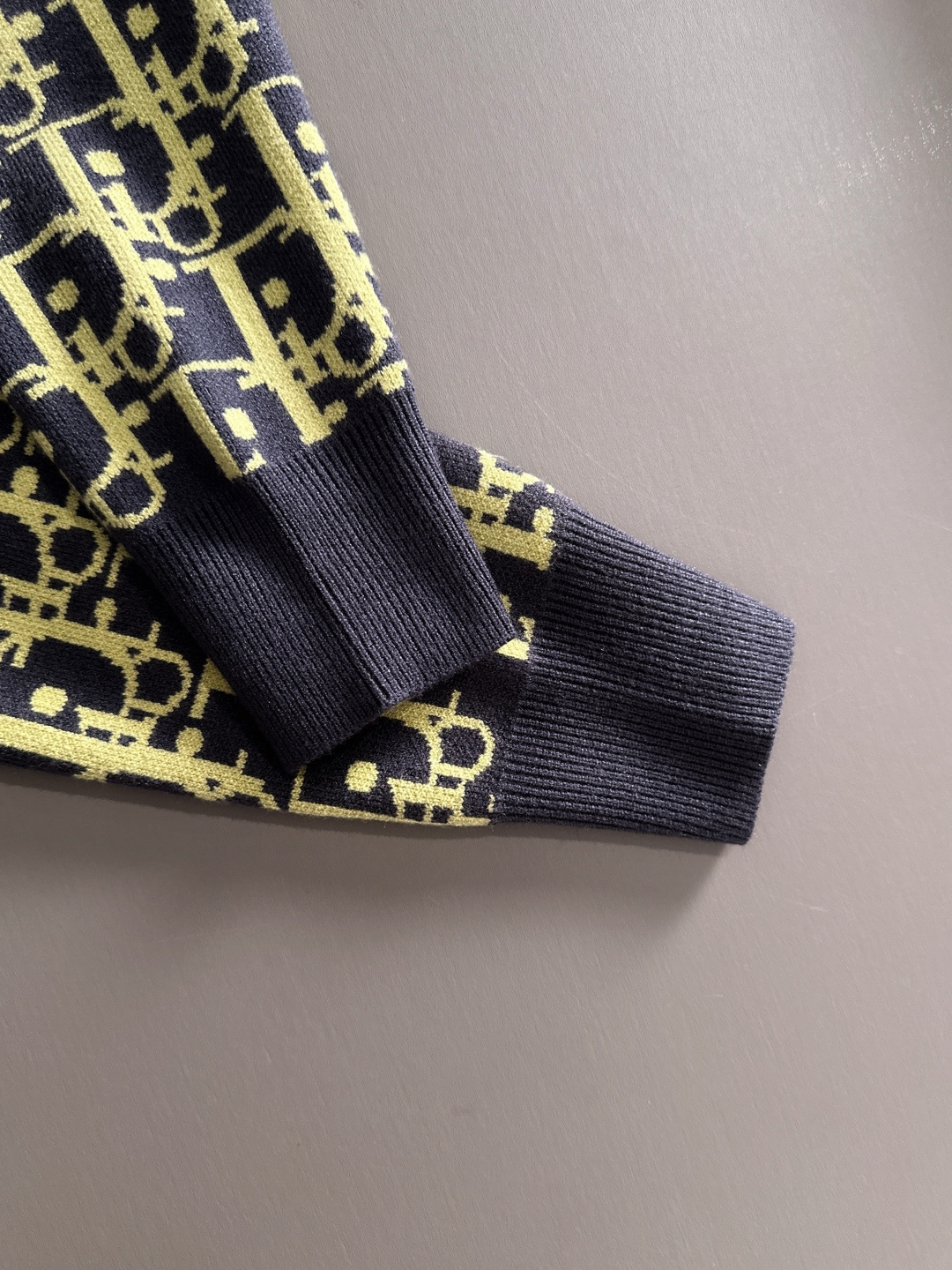 dior 2025秋冬新款羊毛毛衣 高品质意大利进口羊毛混纺面料，高密度针织，时尚百搭毛衣，帅气十足。经