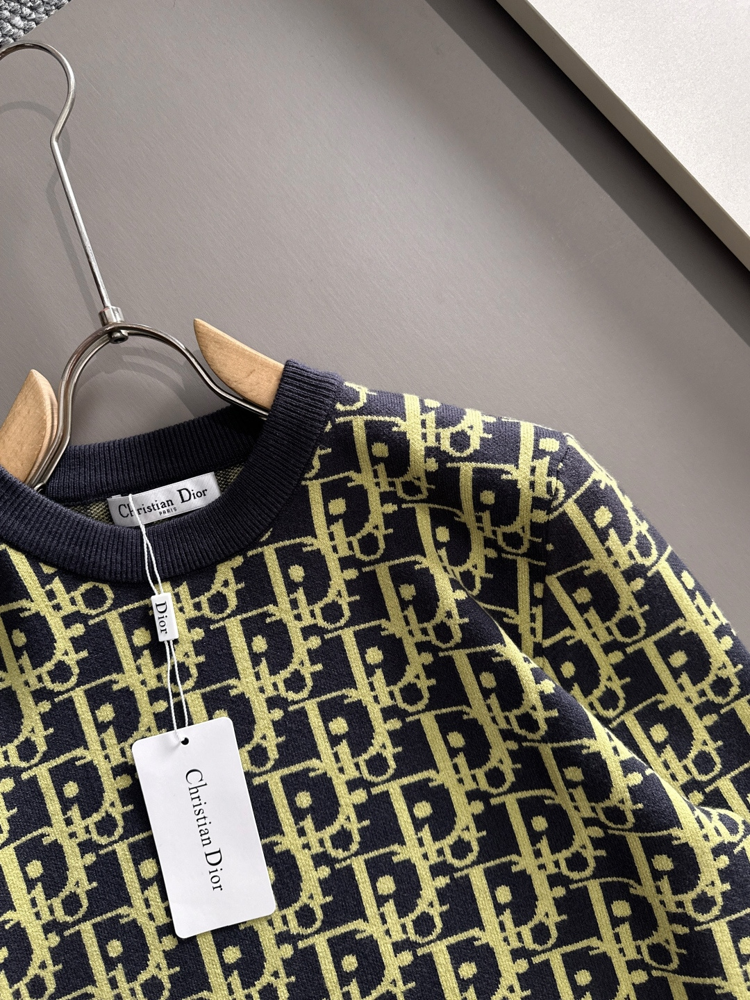 dior 2025秋冬新款羊毛毛衣 高品质意大利进口羊毛混纺面料，高密度针织，时尚百搭毛衣，帅气十足。经