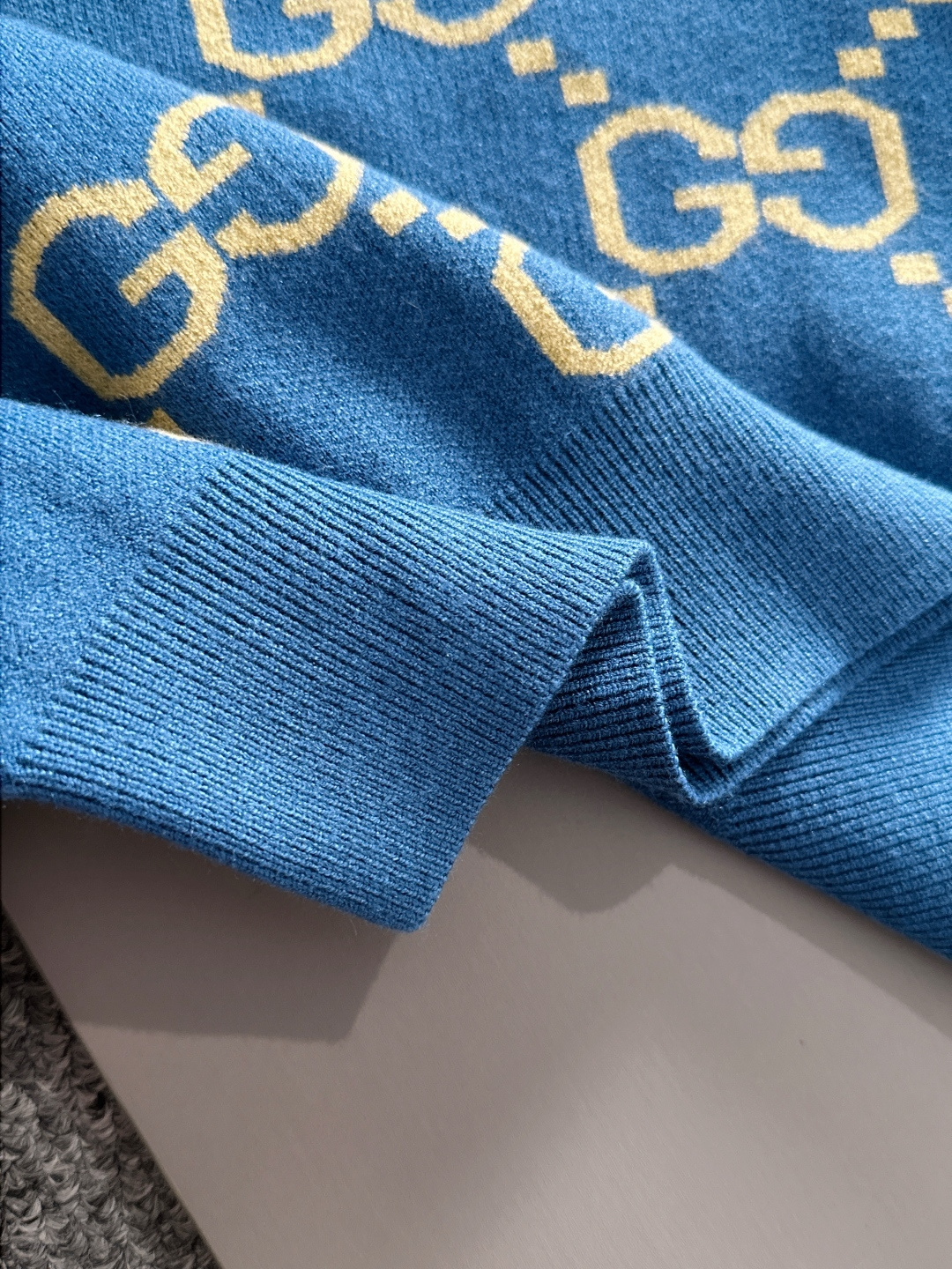 gucci 2025秋冬新款羊毛毛衣 高品质意大利进口羊毛混纺面料，高密度针织，时尚百搭毛衣，帅气十足。