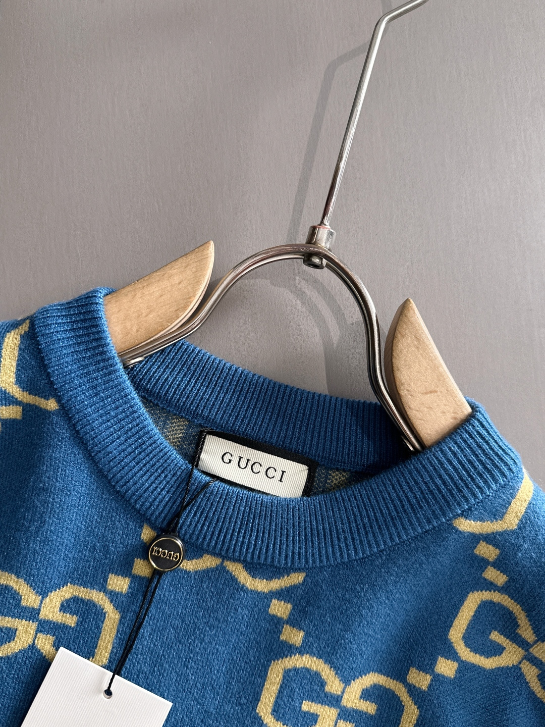 gucci 2025秋冬新款羊毛毛衣 高品质意大利进口羊毛混纺面料，高密度针织，时尚百搭毛衣，帅气十足。