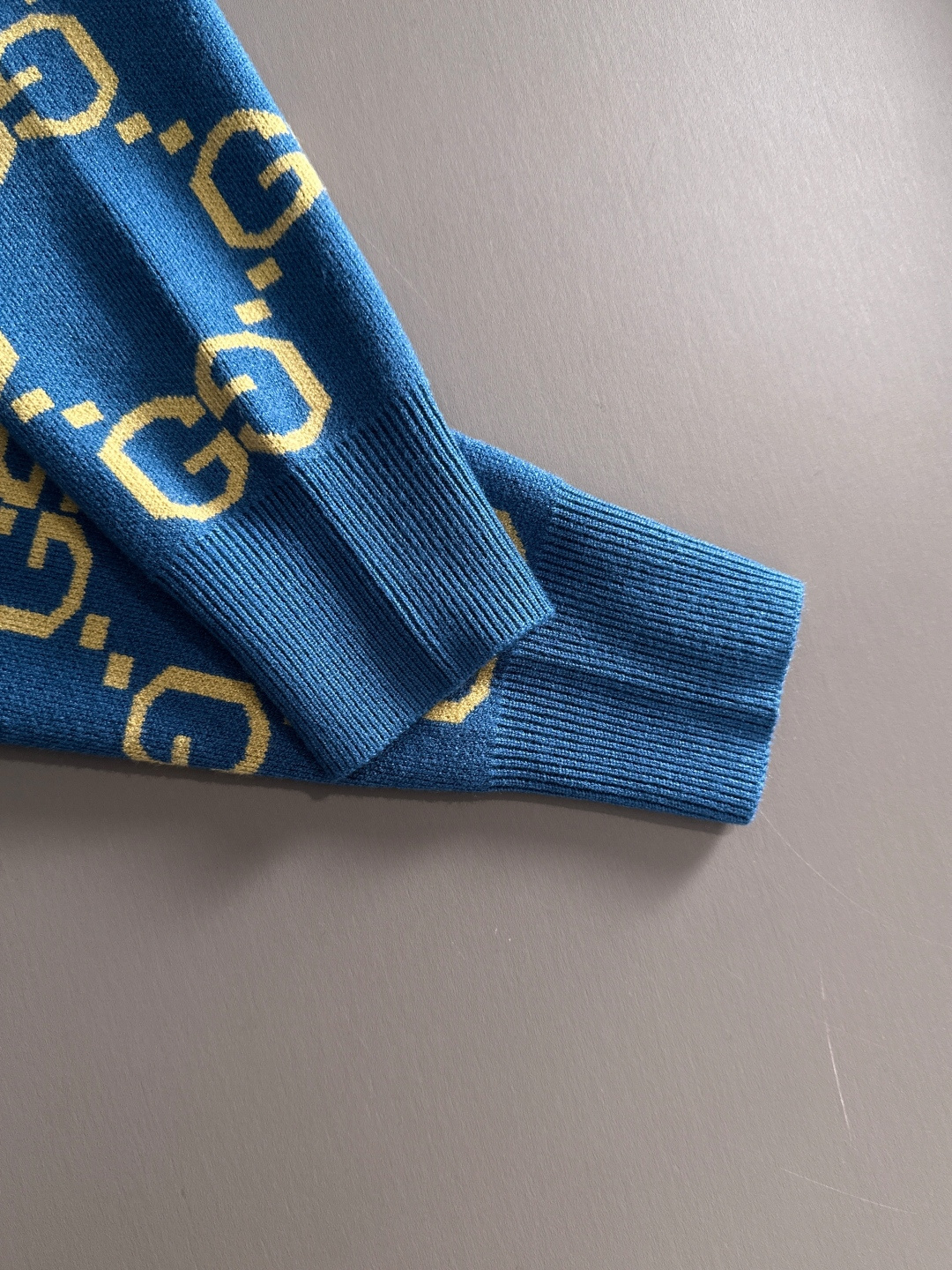 gucci 2025秋冬新款羊毛毛衣 高品质意大利进口羊毛混纺面料，高密度针织，时尚百搭毛衣，帅气十足。