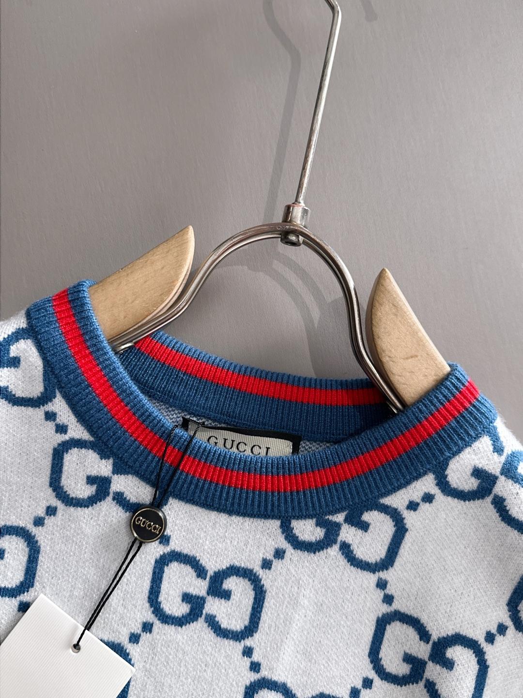 gucci 2025秋冬新款羊毛毛衣 高品质意大利进口羊毛混纺面料，高密度针织，时尚百搭毛衣，帅气十足。