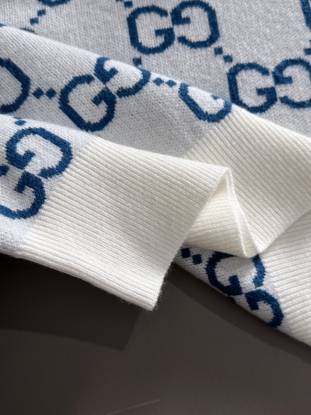 gucci 2025秋冬新款羊毛毛衣 高品质意大利进口羊毛混纺面料，高密度针织，时尚百搭毛衣，帅气十足。