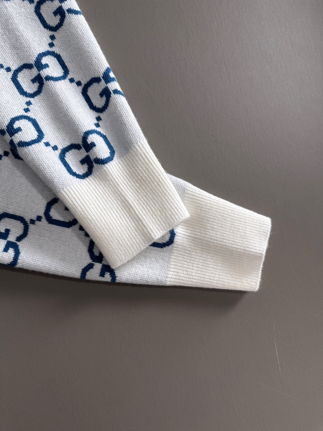 gucci 2025秋冬新款羊毛毛衣 高品质意大利进口羊毛混纺面料，高密度针织，时尚百搭毛衣，帅气十足。