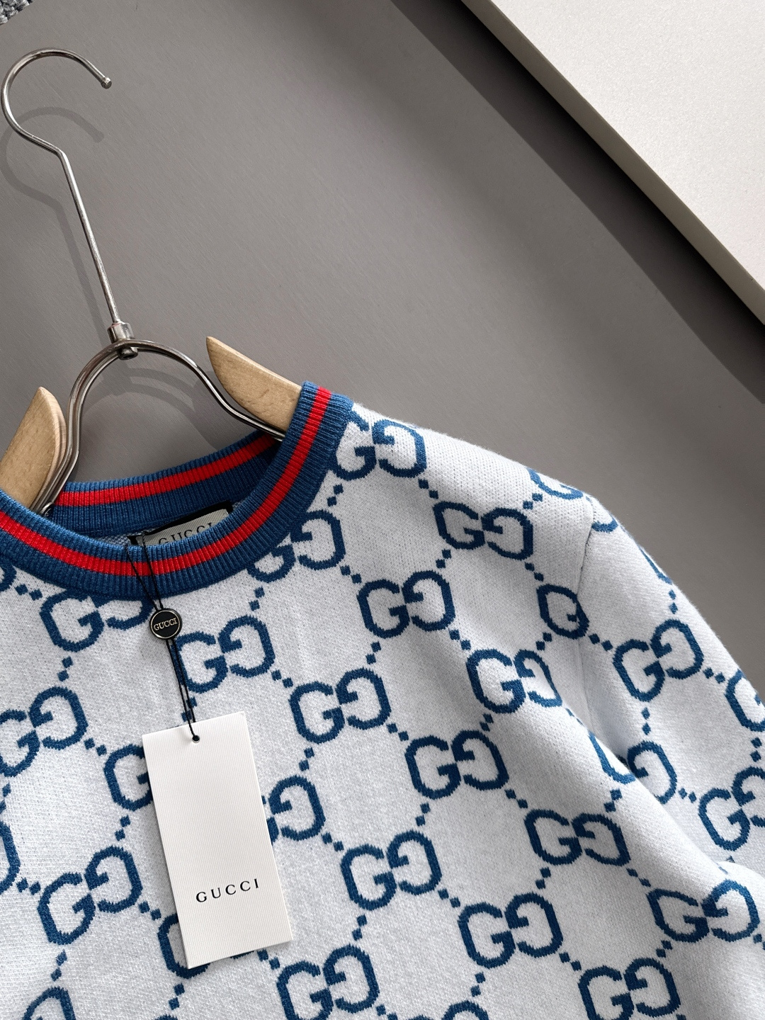 gucci 2025秋冬新款羊毛毛衣 高品质意大利进口羊毛混纺面料，高密度针织，时尚百搭毛衣，帅气十足。