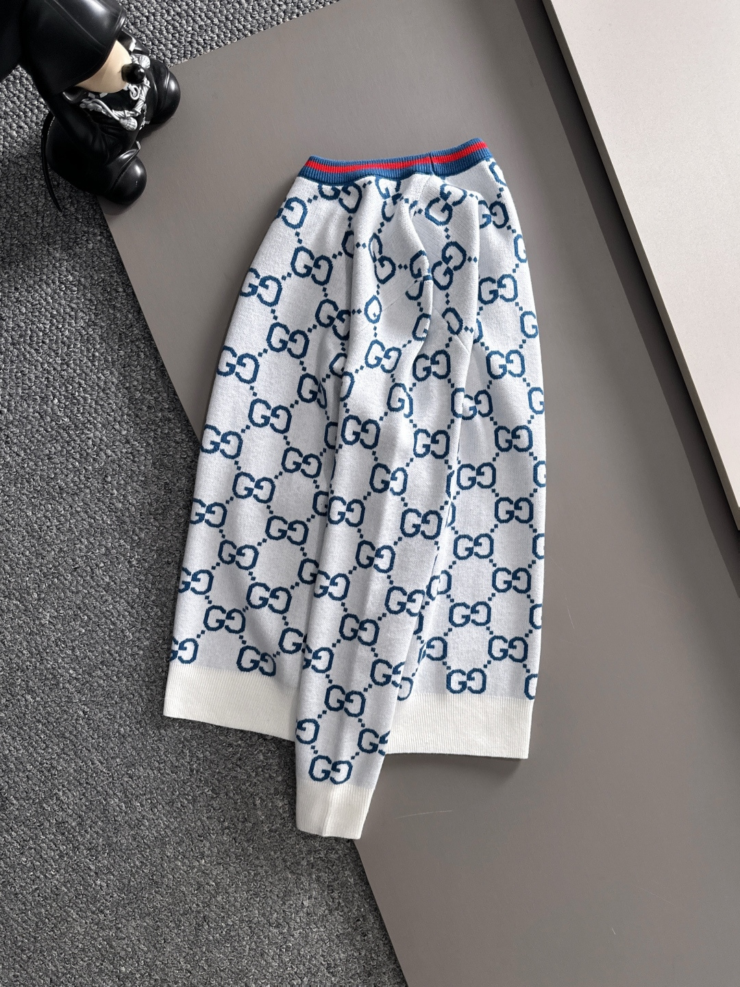 gucci 2025秋冬新款羊毛毛衣 高品质意大利进口羊毛混纺面料，高密度针织，时尚百搭毛衣，帅气十足。