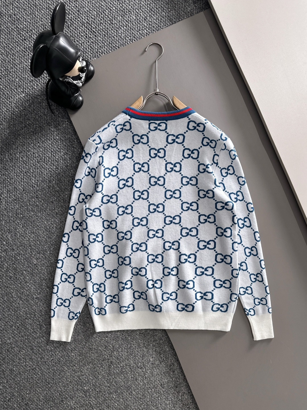 gucci 2025秋冬新款羊毛毛衣 高品质意大利进口羊毛混纺面料，高密度针织，时尚百搭毛衣，帅气十足。