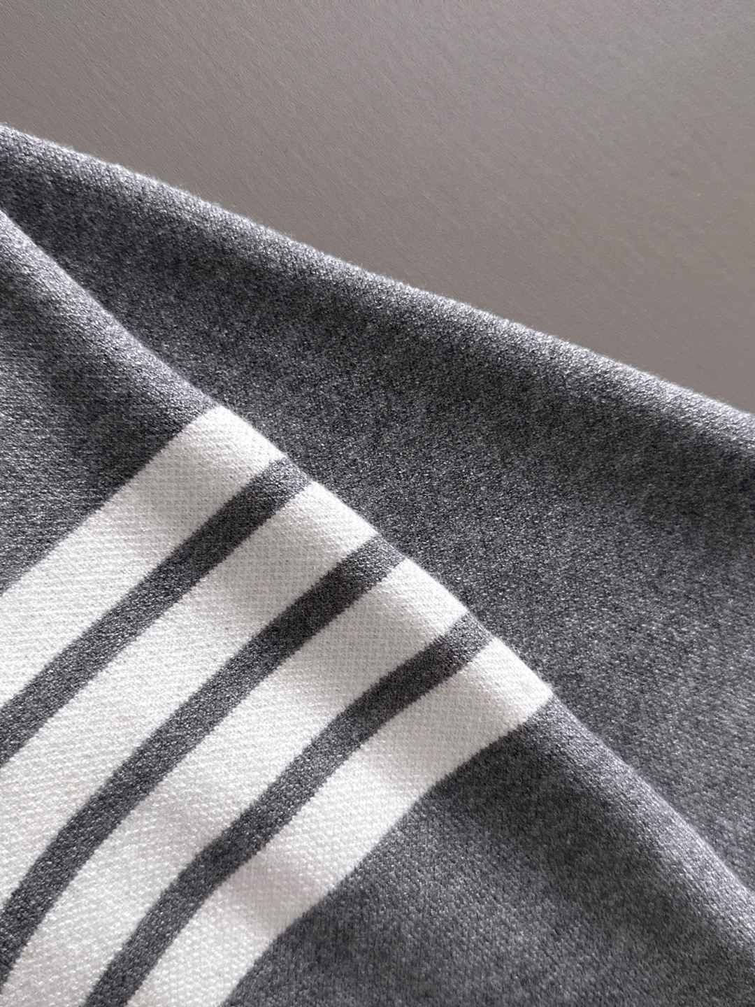 ‌‌Thom Browne 2025秋冬新款羊毛毛衣 高品质意大利进口羊毛混纺面料，高密度针织，时尚百搭