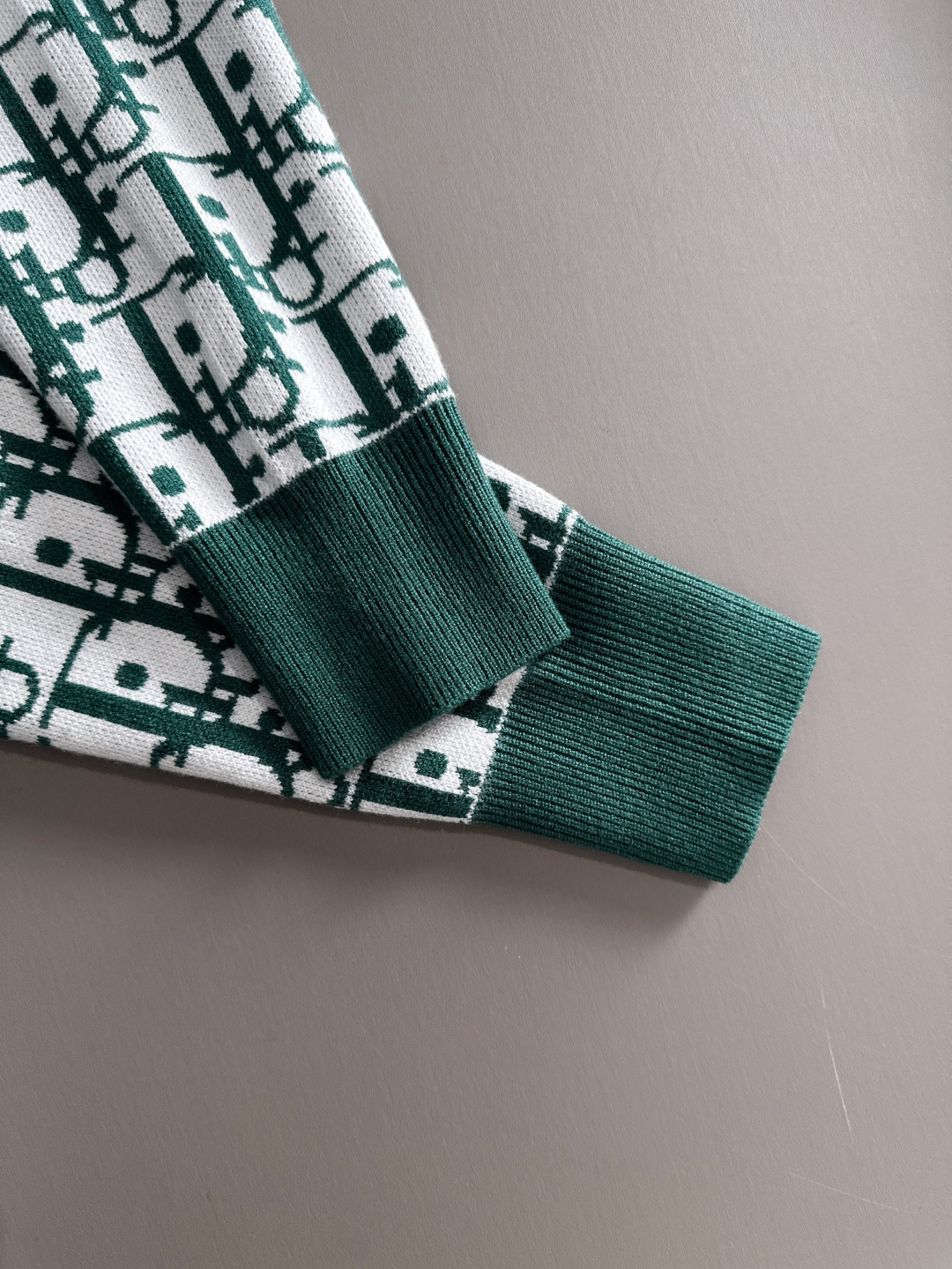 dior 2025秋冬新款羊毛毛衣 高品质意大利进口羊毛混纺面料，高密度针织，时尚百搭毛衣，帅气十足。经