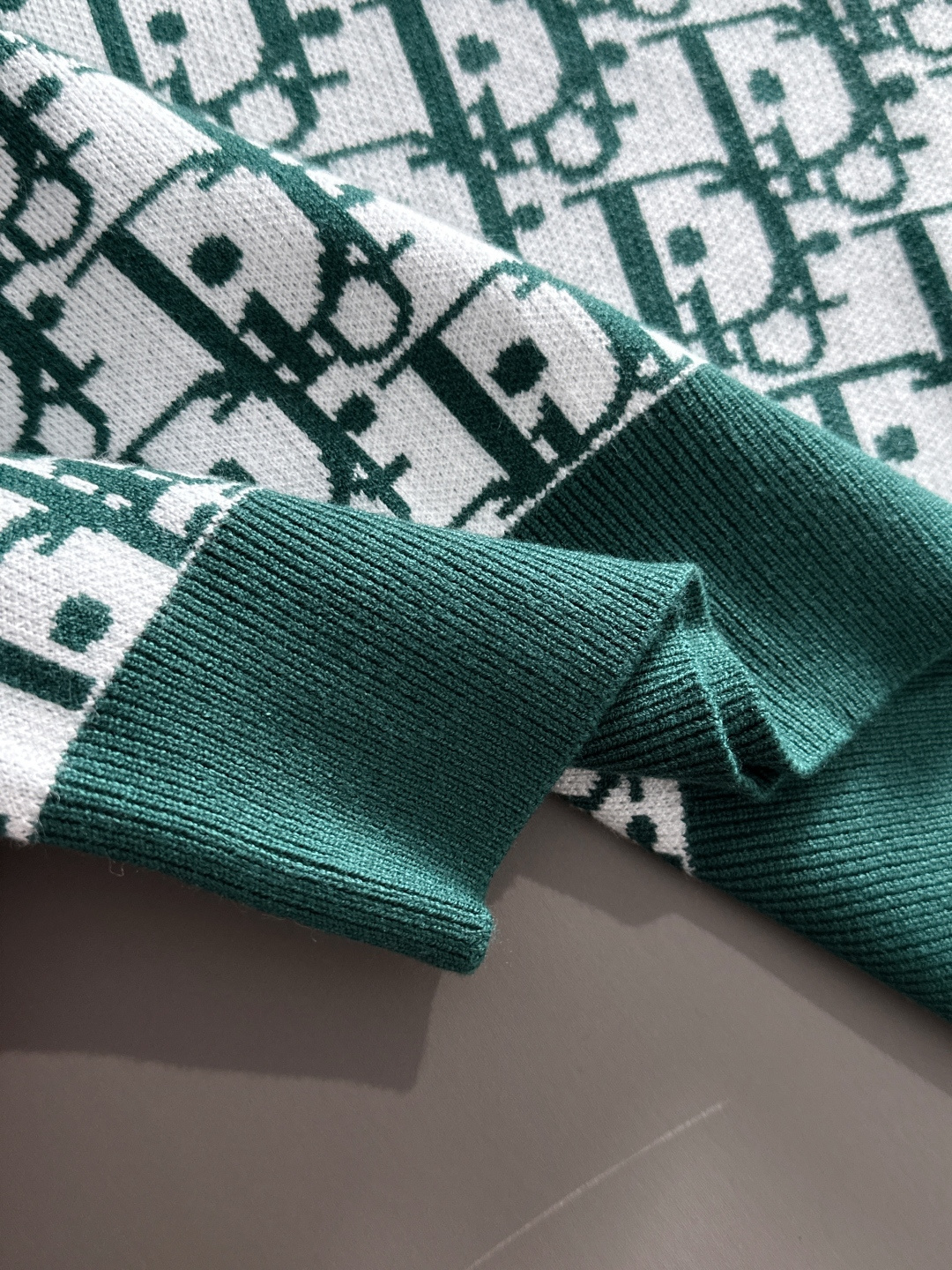 dior 2025秋冬新款羊毛毛衣 高品质意大利进口羊毛混纺面料，高密度针织，时尚百搭毛衣，帅气十足。经