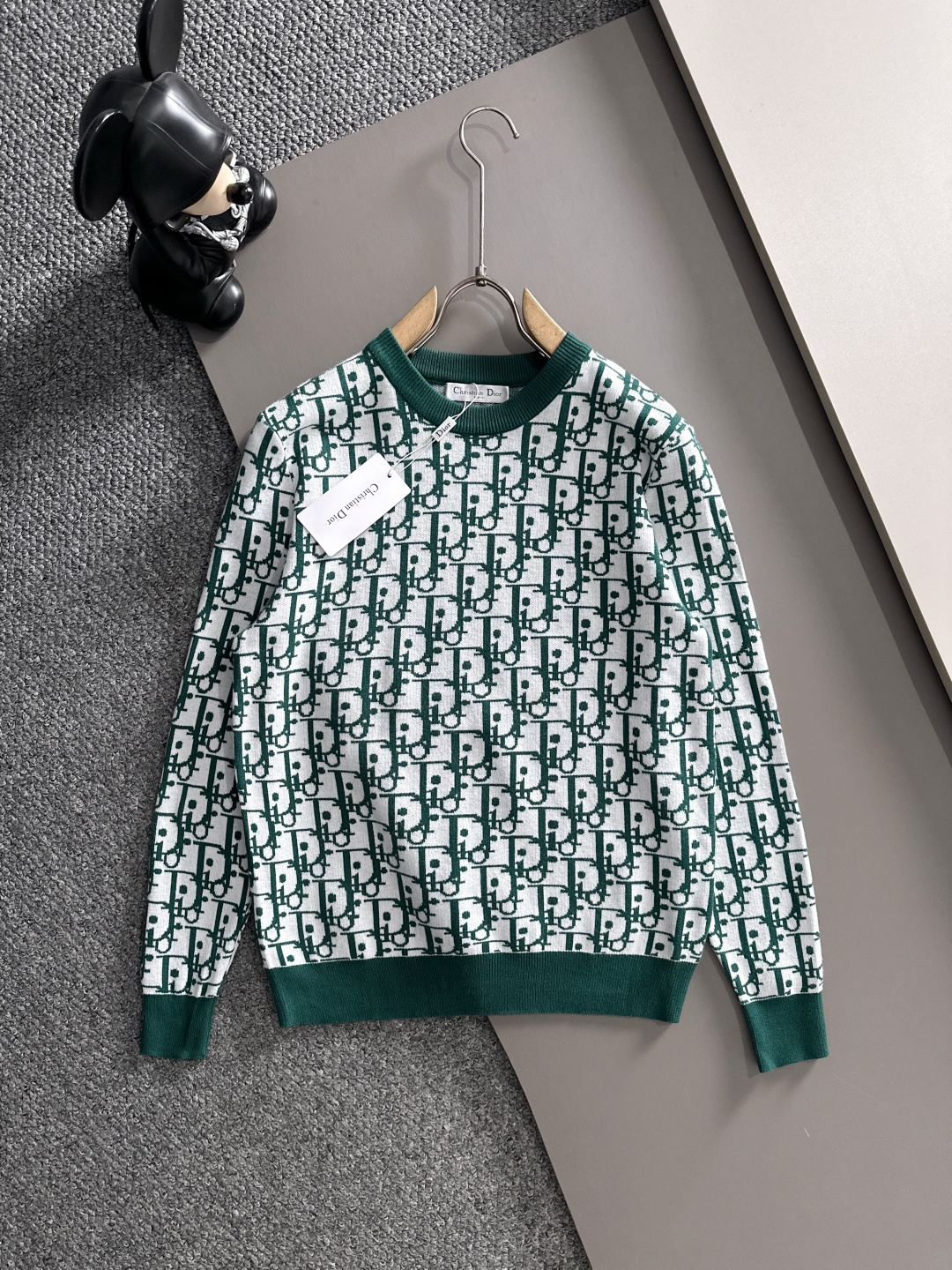 dior 2025秋冬新款羊毛毛衣 高品质意大利进口羊毛混纺面料，高密度针织，时尚百搭毛衣，帅气十足。经