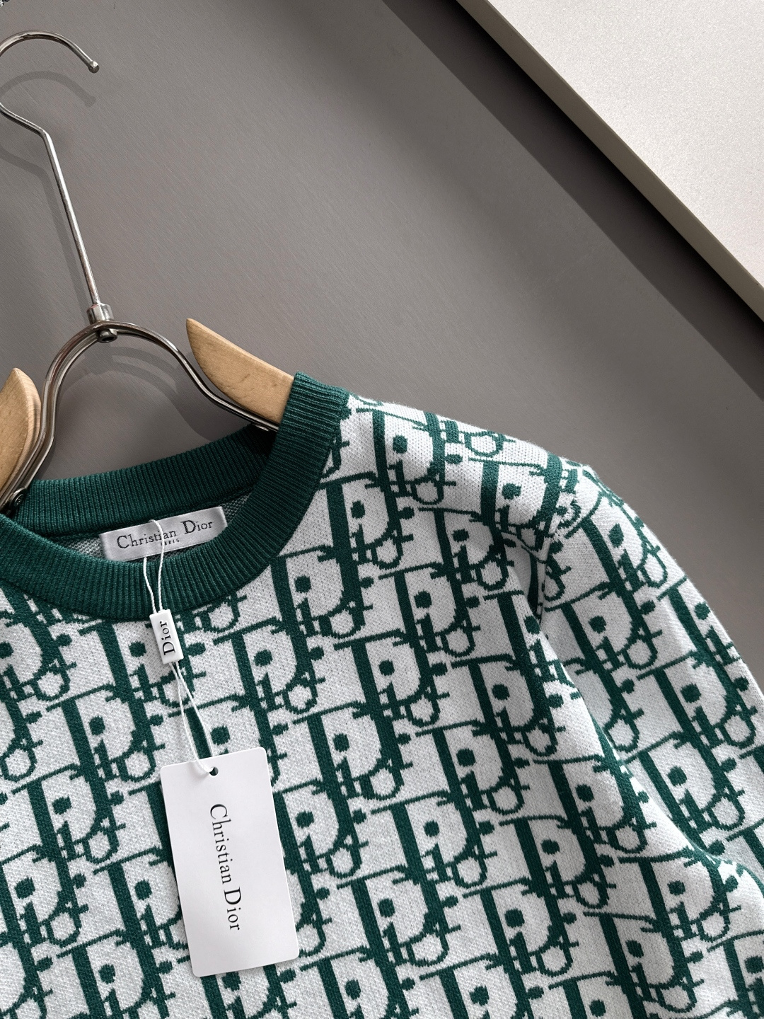 dior 2025秋冬新款羊毛毛衣 高品质意大利进口羊毛混纺面料，高密度针织，时尚百搭毛衣，帅气十足。经