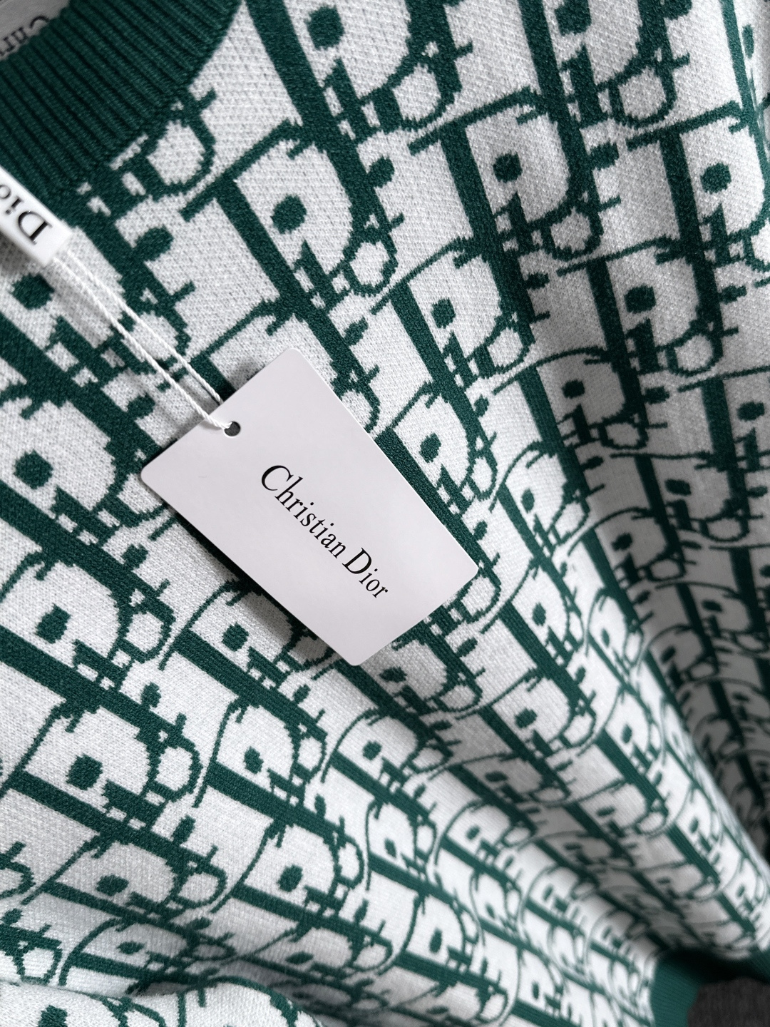 dior 2025秋冬新款羊毛毛衣 高品质意大利进口羊毛混纺面料，高密度针织，时尚百搭毛衣，帅气十足。经