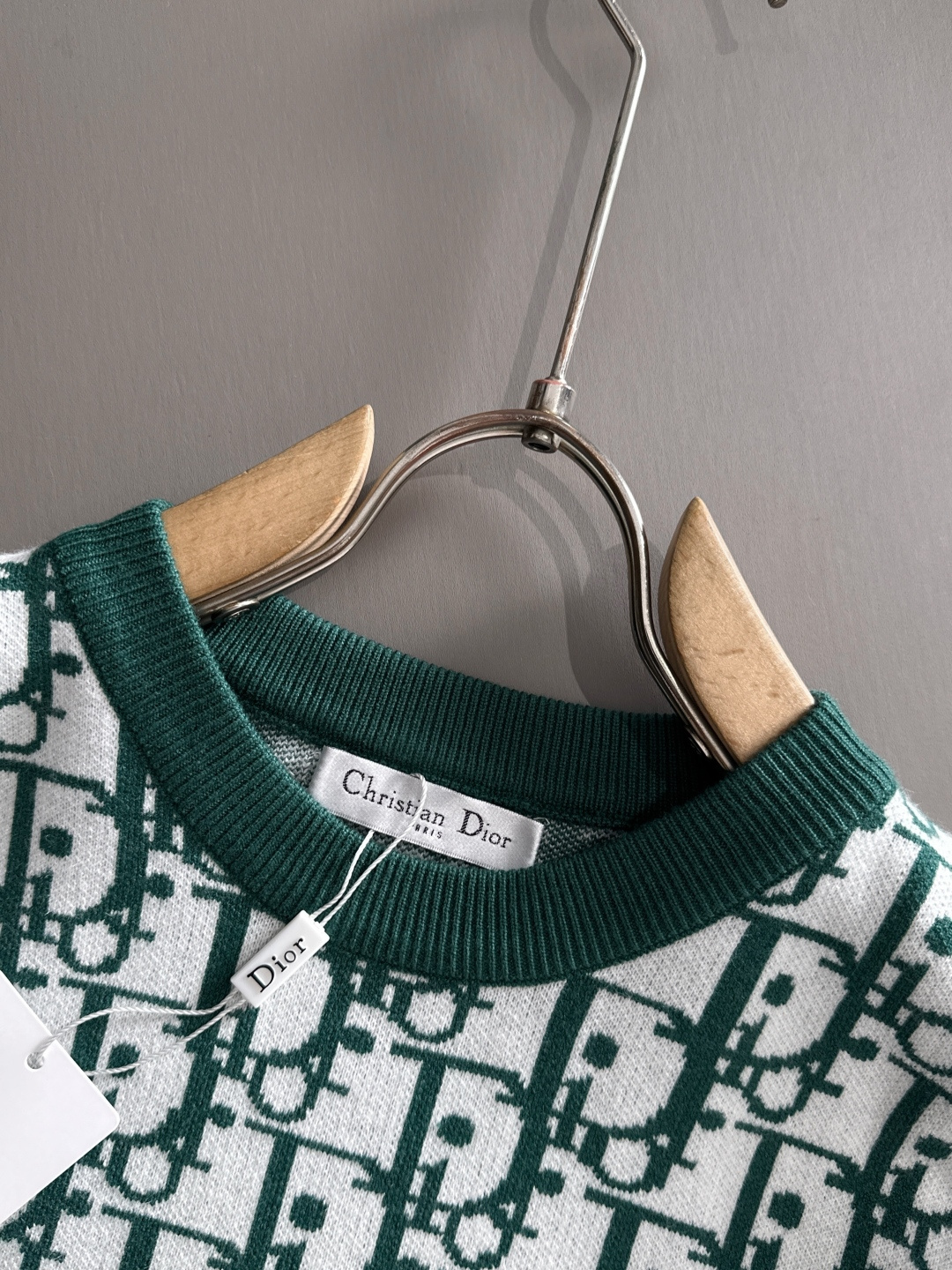 dior 2025秋冬新款羊毛毛衣 高品质意大利进口羊毛混纺面料，高密度针织，时尚百搭毛衣，帅气十足。经