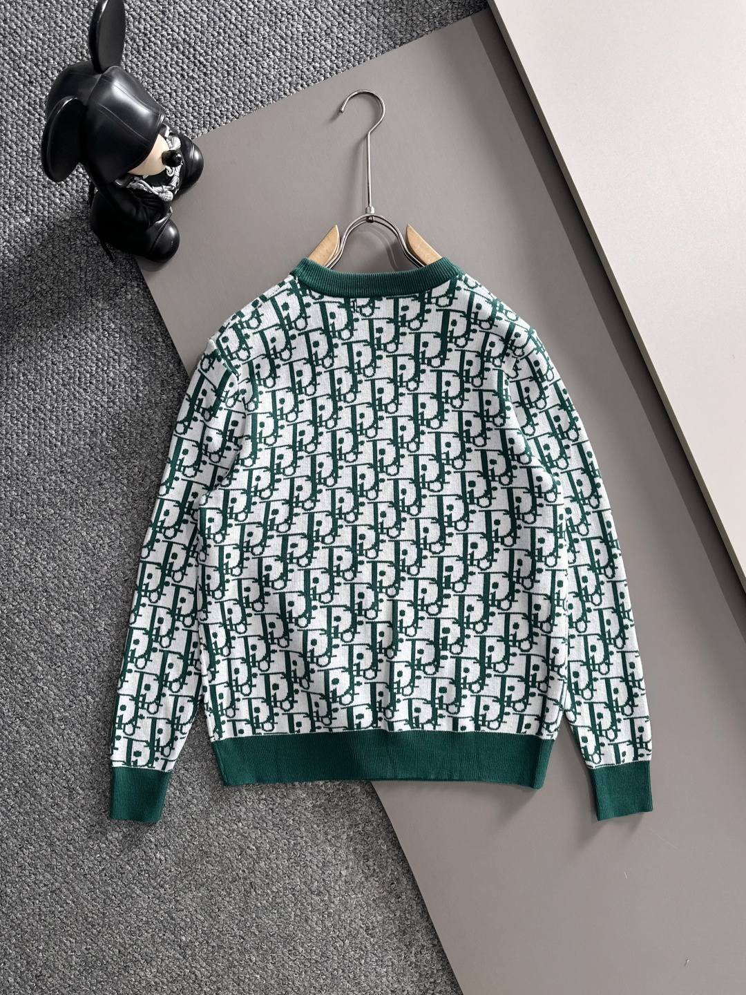 dior 2025秋冬新款羊毛毛衣 高品质意大利进口羊毛混纺面料，高密度针织，时尚百搭毛衣，帅气十足。经