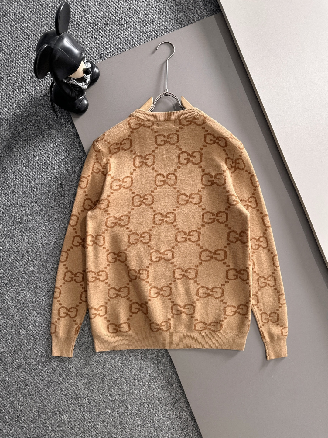 gucci 2025秋冬新款羊毛毛衣 高品质意大利进口羊毛混纺面料，高密度针织，时尚百搭毛衣，帅气十足。